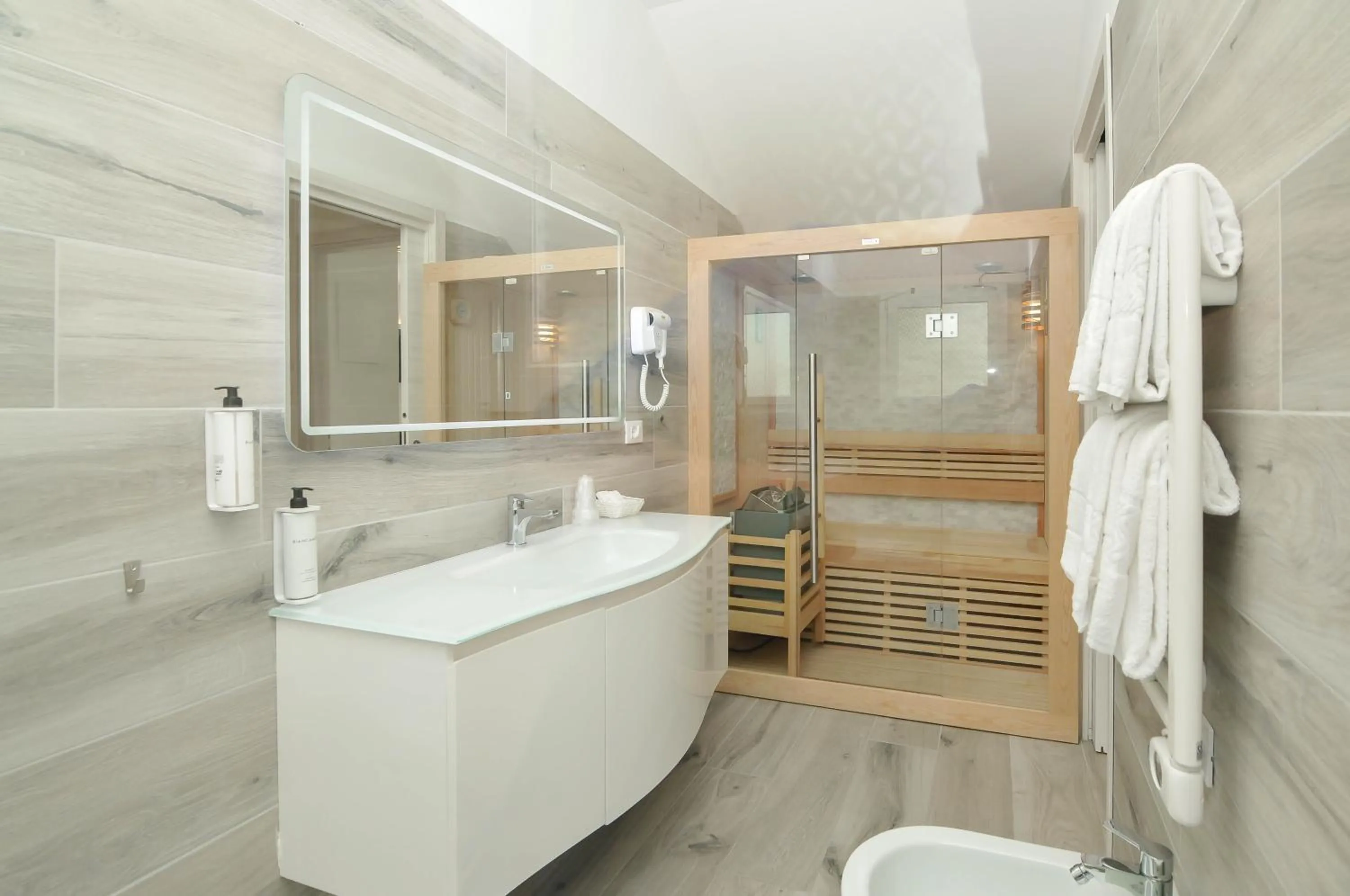 Shower in Marina Suites & Apartments 4 stelle S