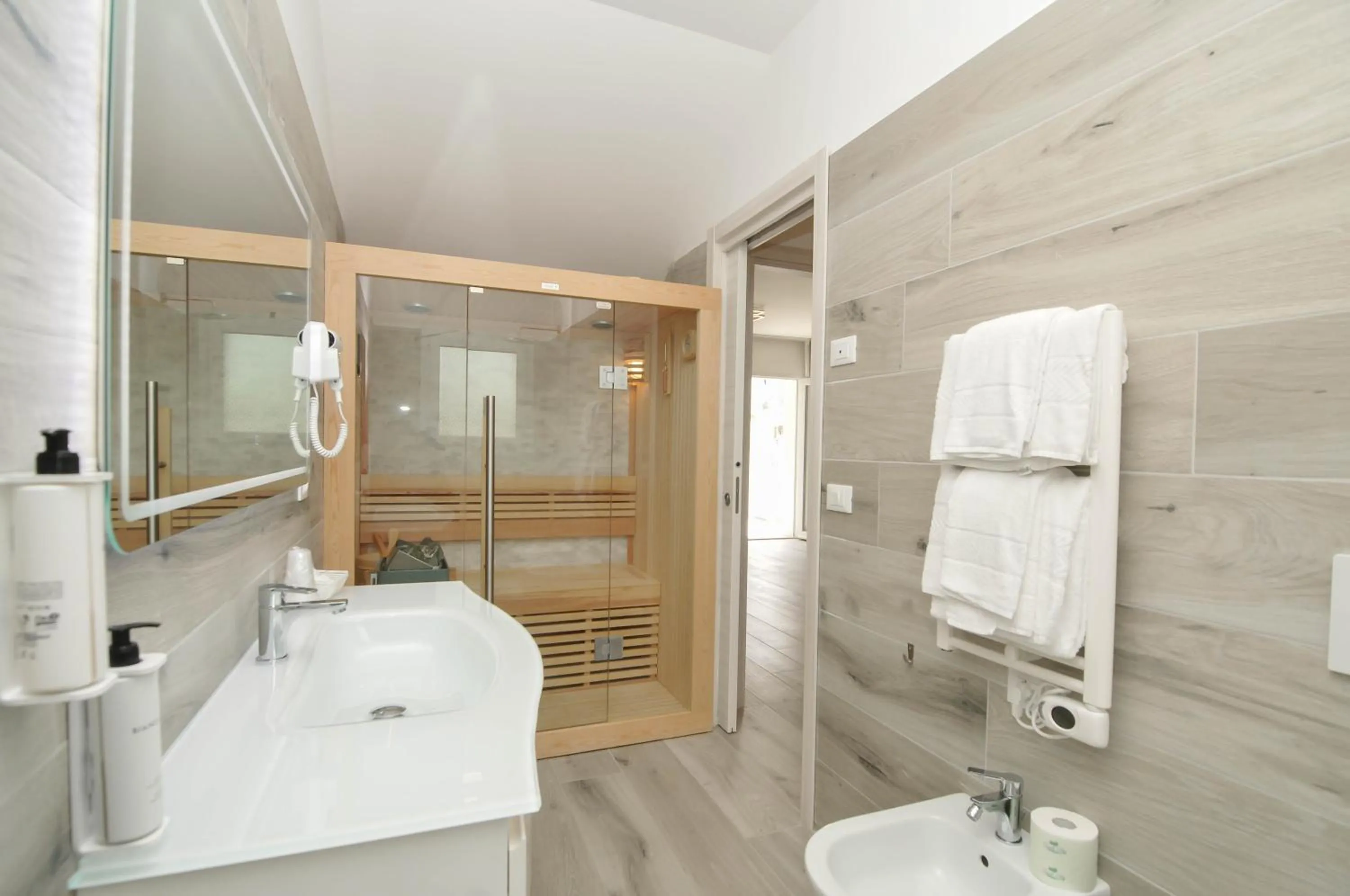 Bathroom in Marina Suites & Apartments 4 stelle S