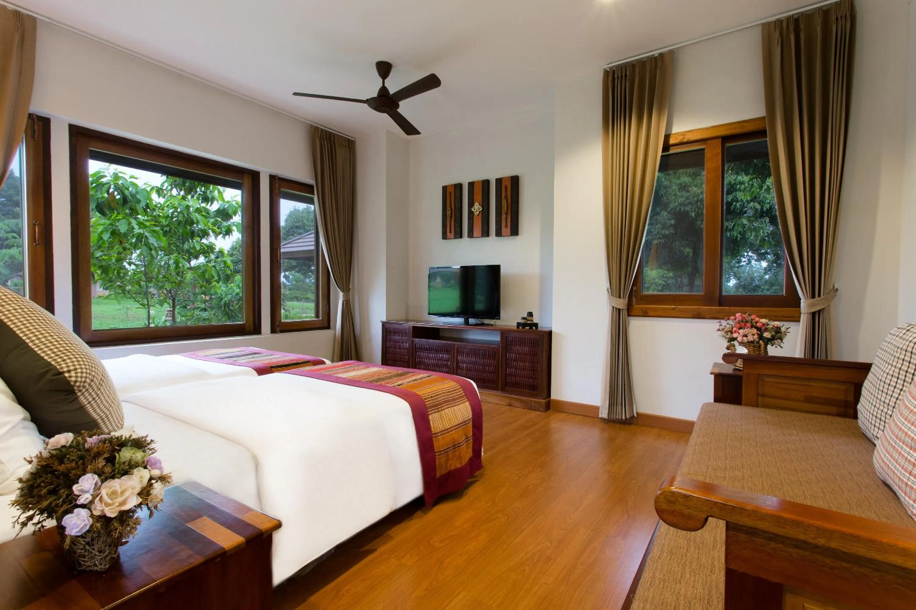 Photo of the whole room, Bed in Sabaidee Valley