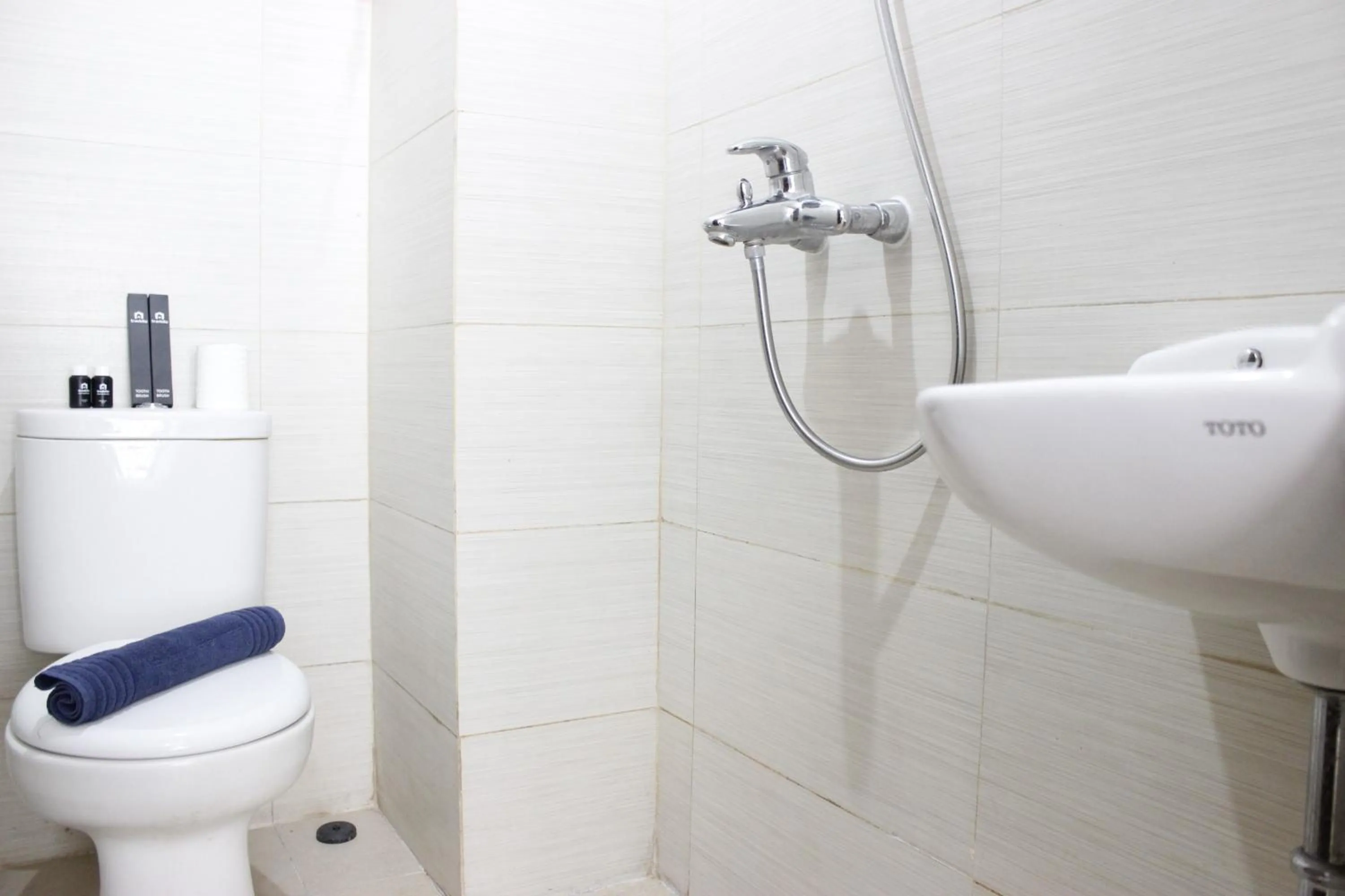 Bathroom in Artistic & Scenic Studio at Gateway Pasteur near Cimahi By Travelio