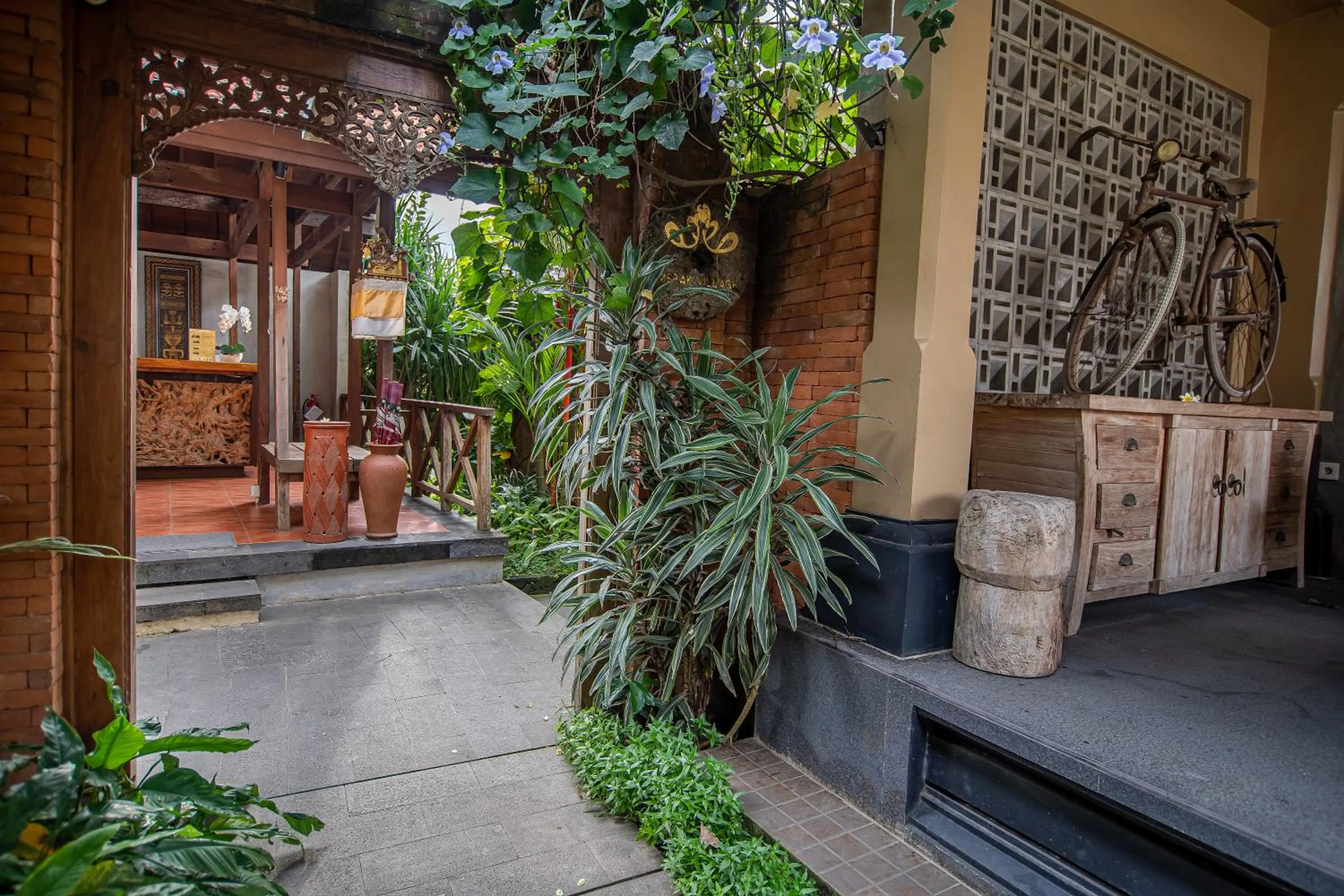 Facade/entrance in Merak Village by Prasi