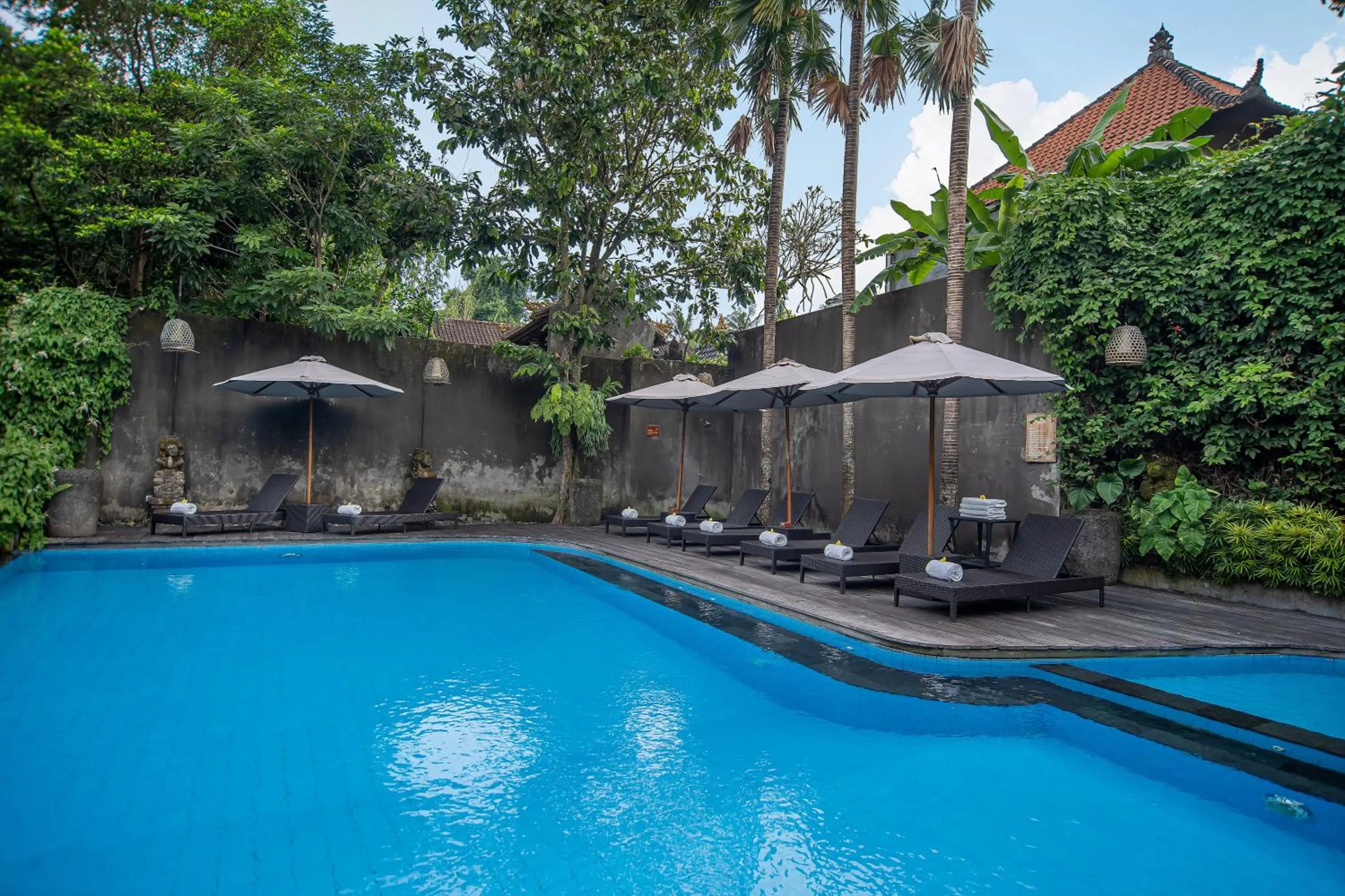 Swimming pool in Merak Village by Prasi