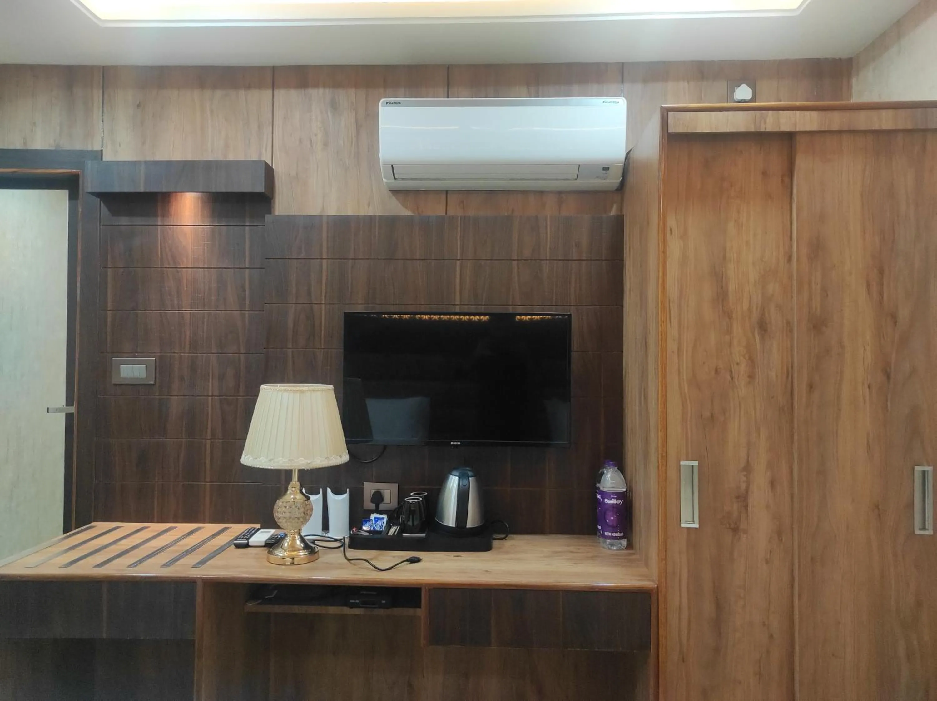 TV and multimedia in Hotel Aavas Inn