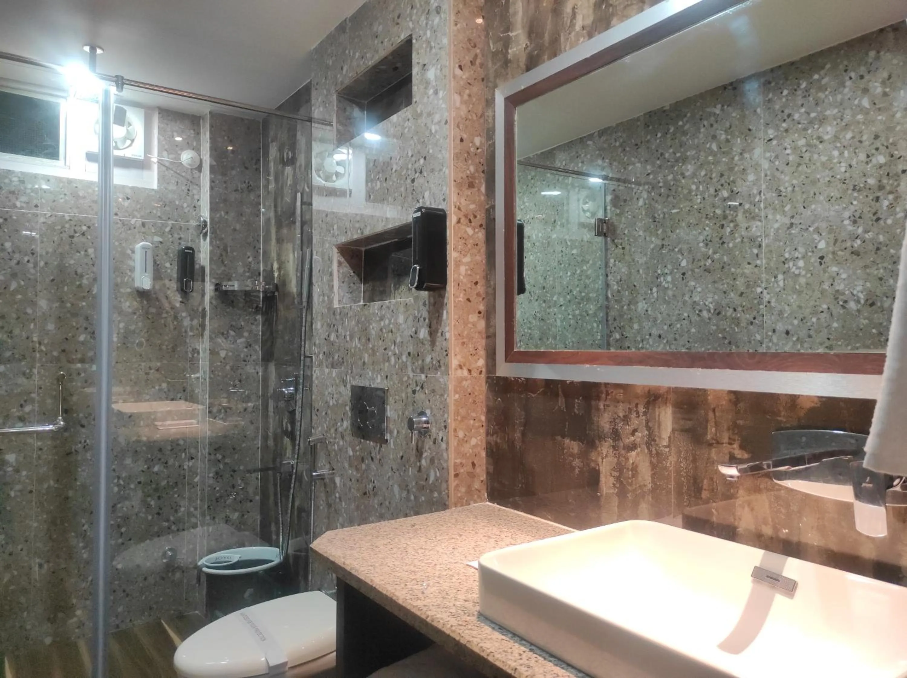 Shower in Hotel Aavas Inn