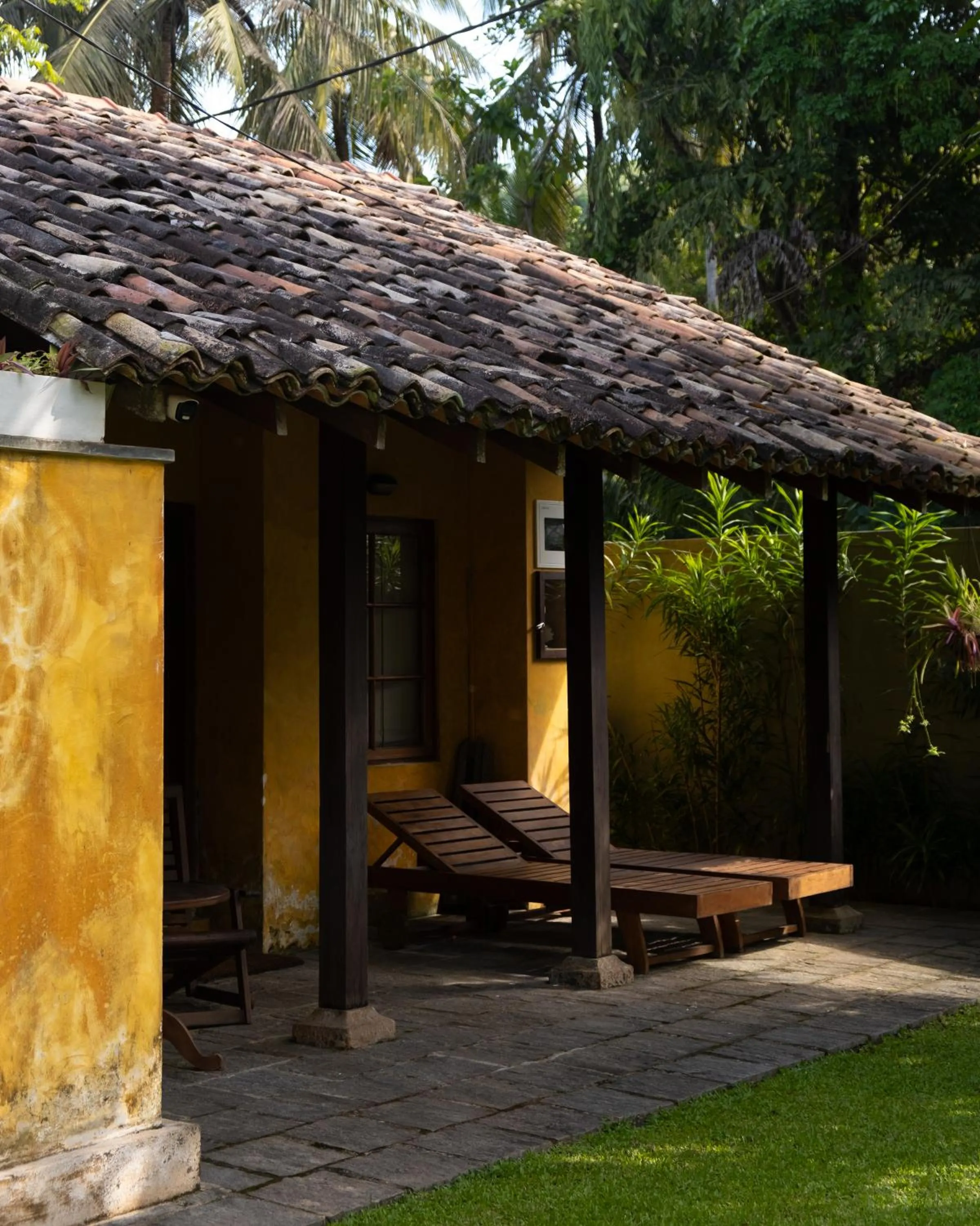 Deluxe King Room in Dunes Unawatuna Hotel