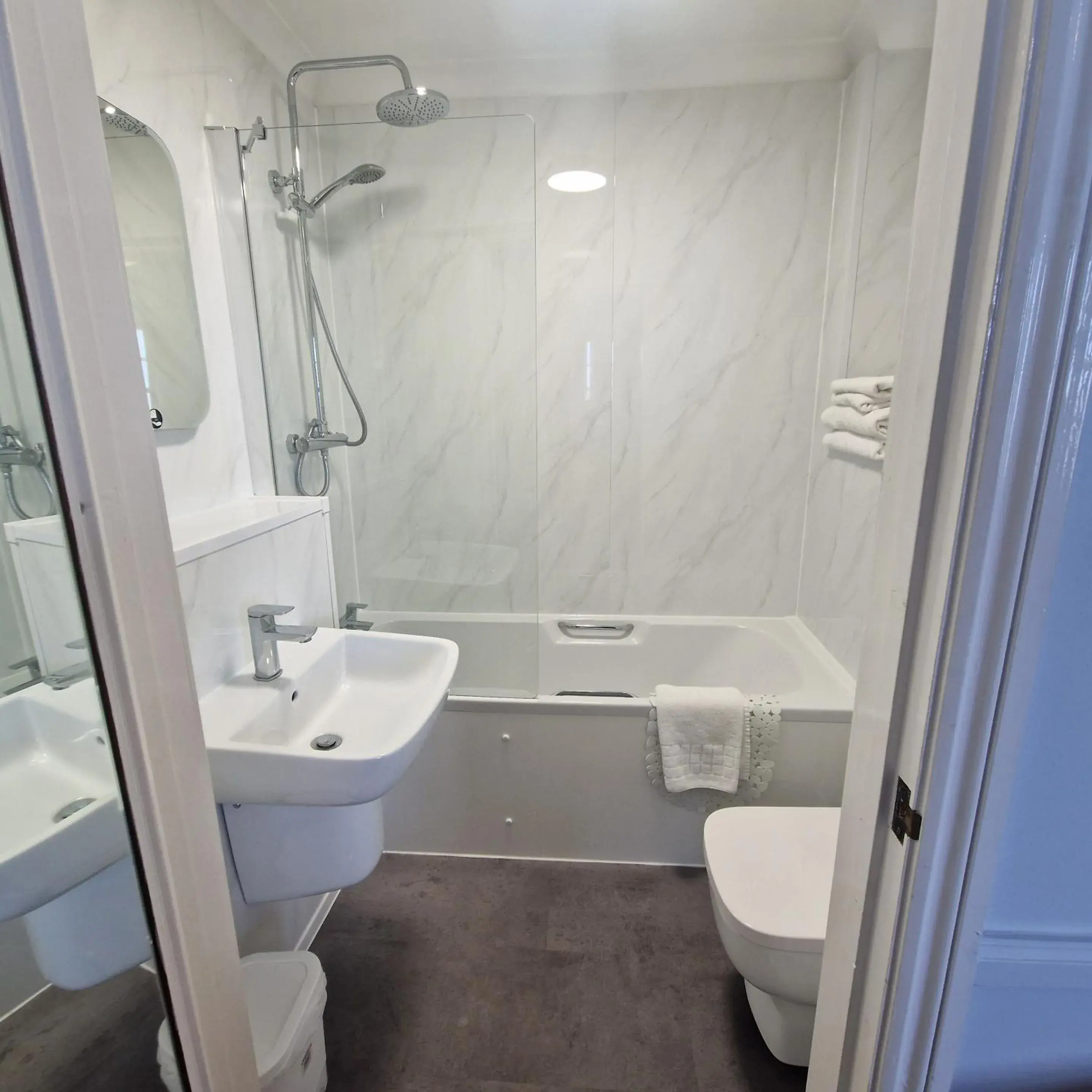 Bathroom in Dunkerley's Hotel and Restaurant Bathroom in Dunkerley's Hotel and Restaurant