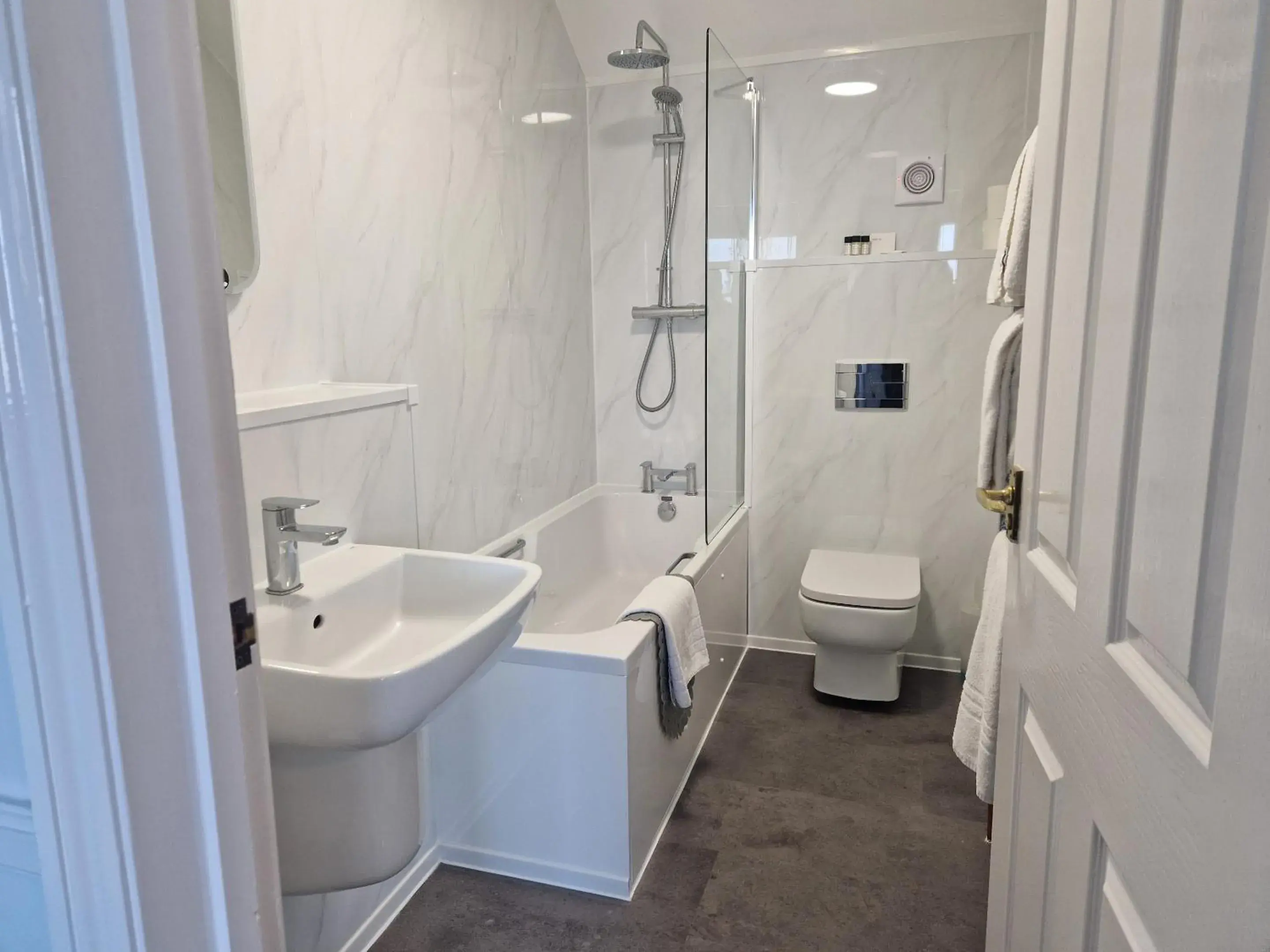 Bathroom in Dunkerley's Hotel and Restaurant Bathroom in Dunkerley's Hotel and Restaurant