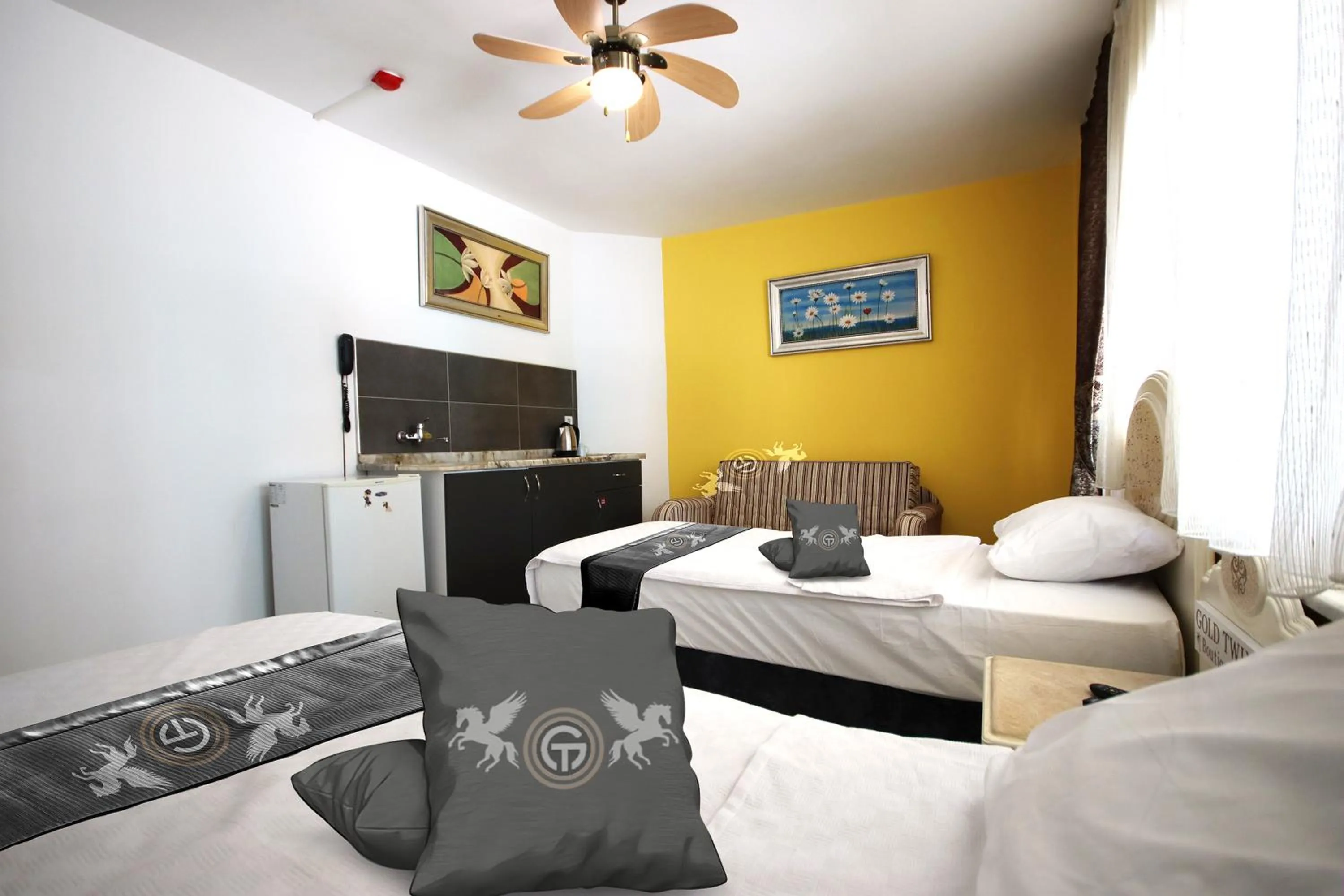 Kitchen or kitchenette, Bed in Gold Twins Boutique Hotel