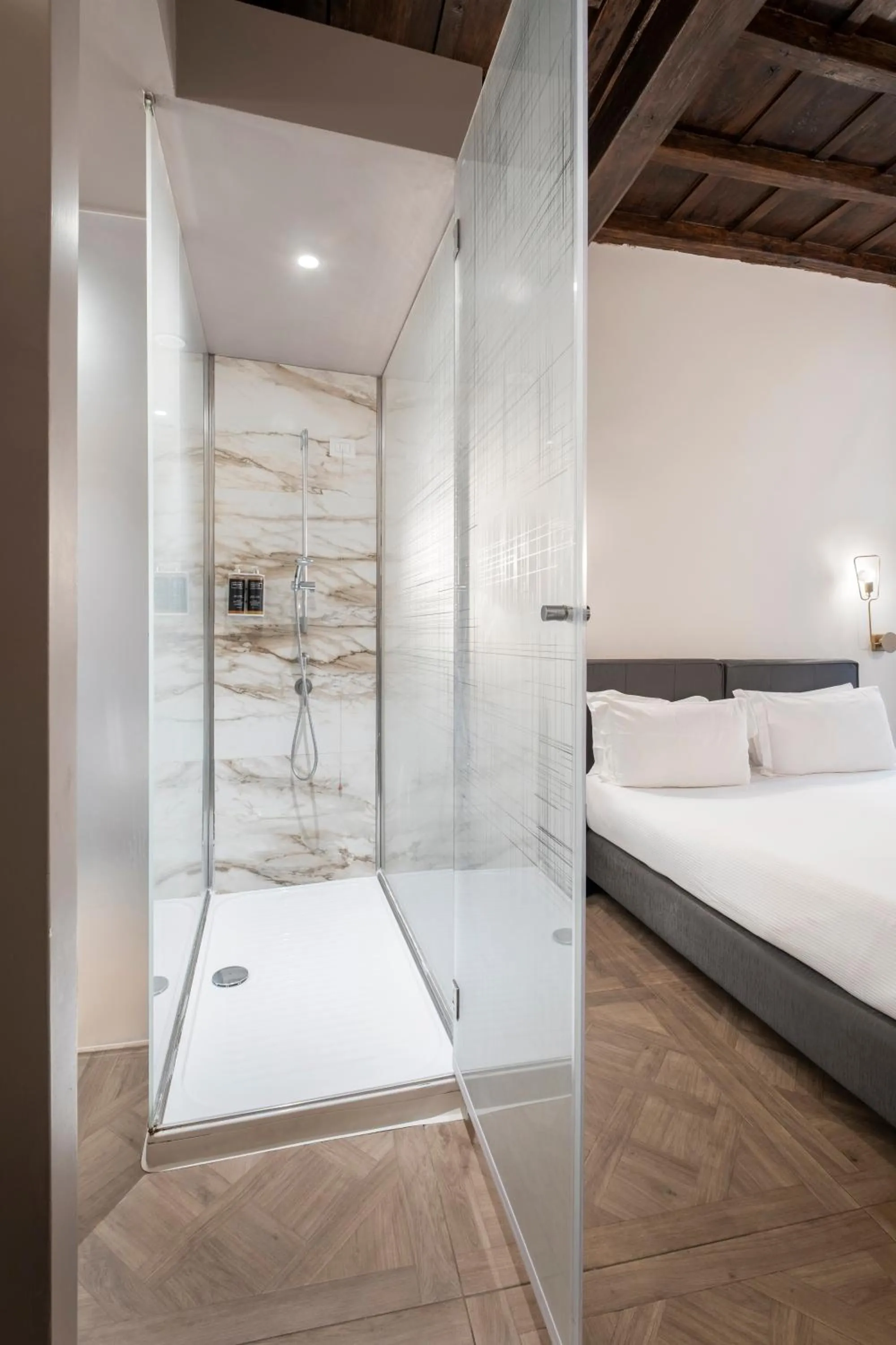 Shower, Bed in 19 Steps Trevi