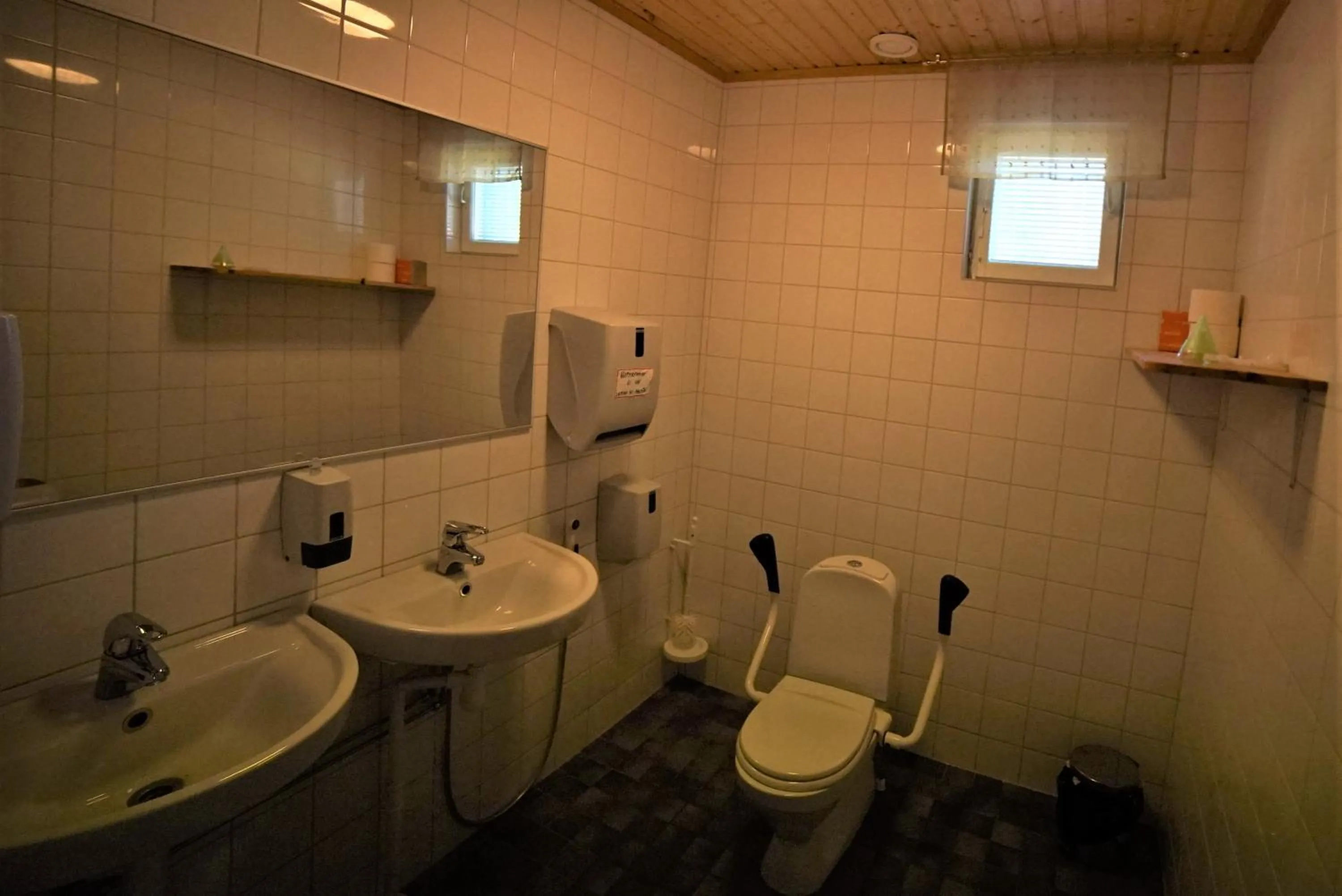 Bathroom in Old Pine Husky Lodge