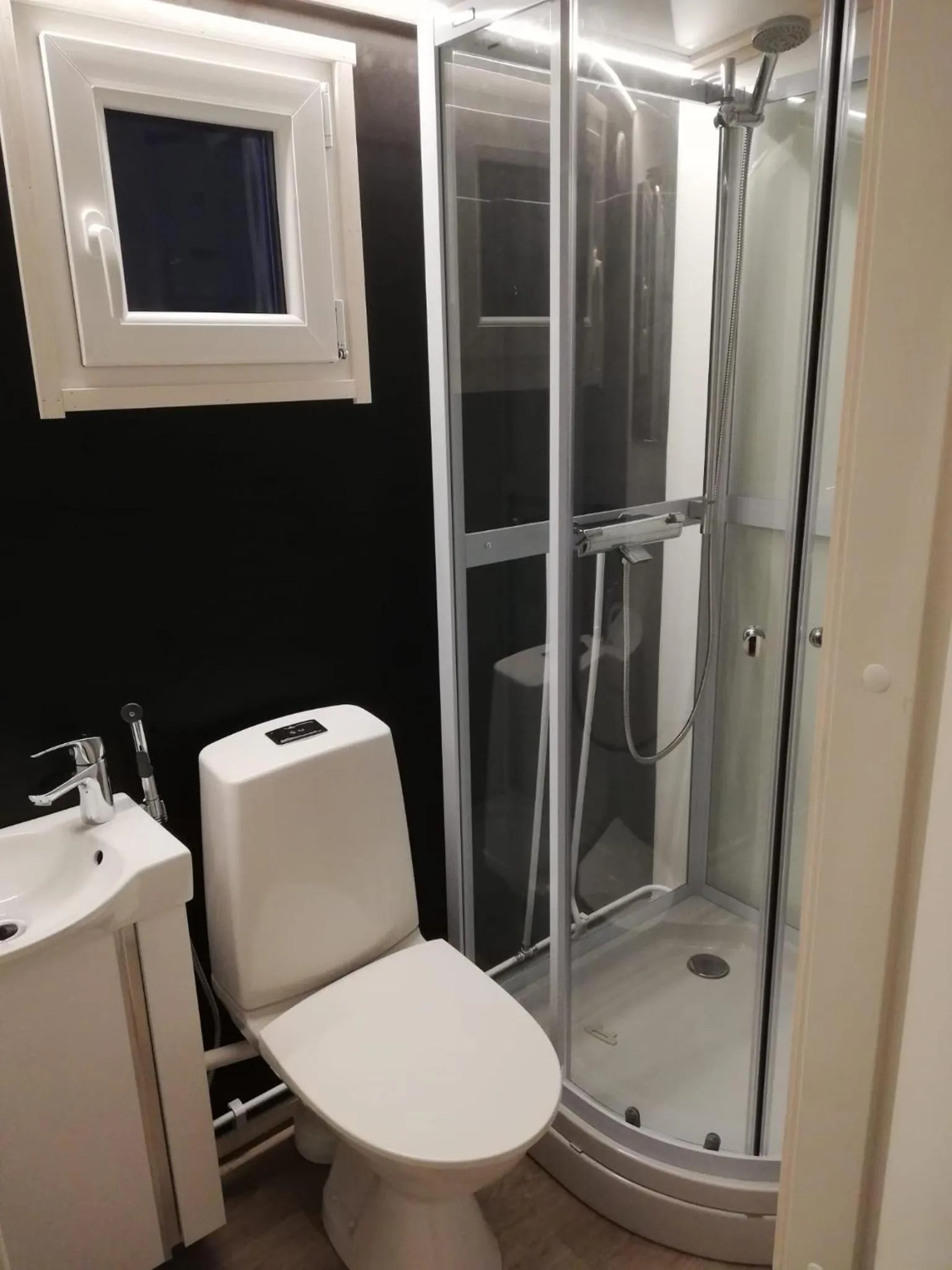 Shower in Old Pine Husky Lodge