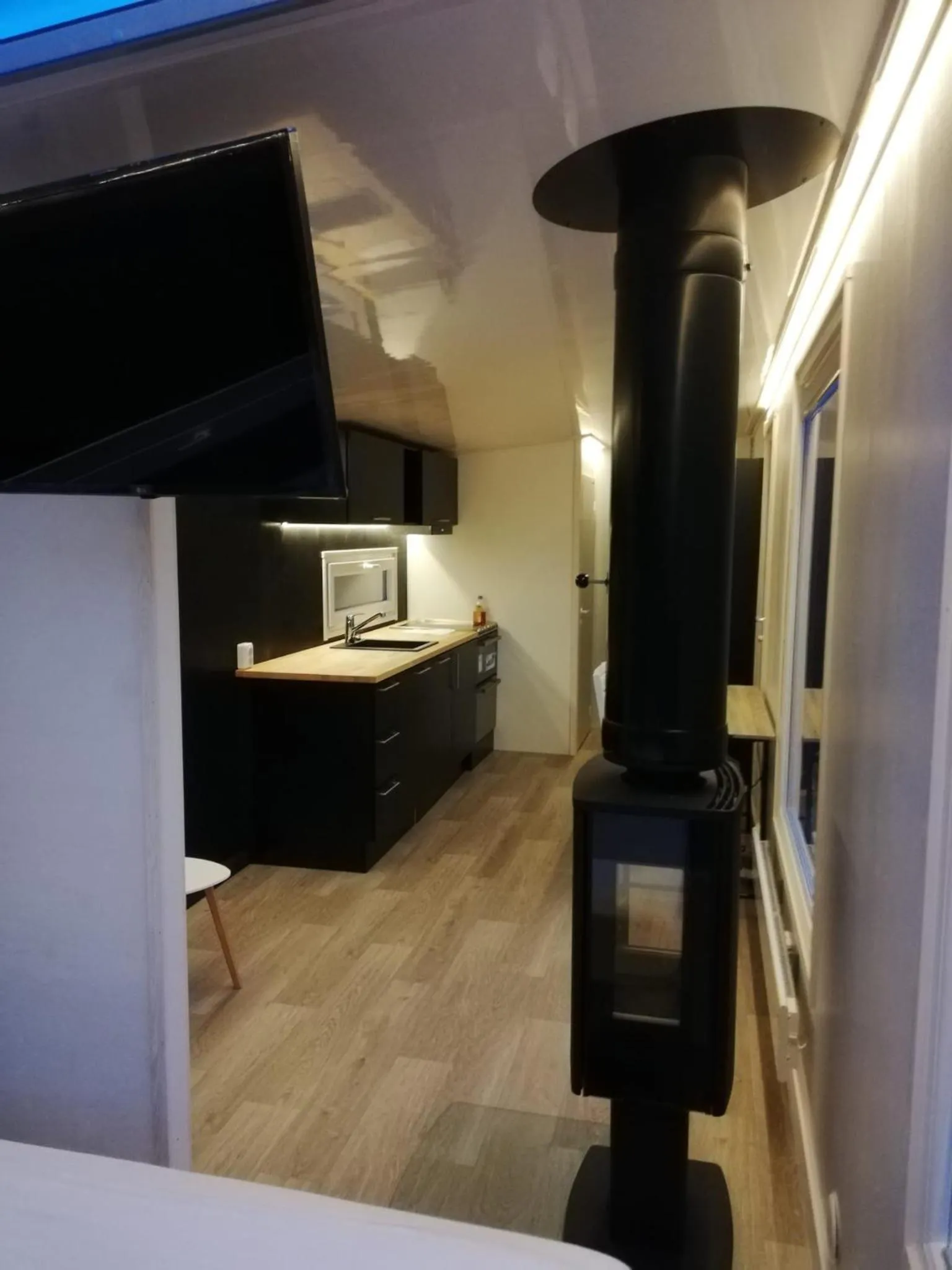 TV and multimedia in Old Pine Husky Lodge