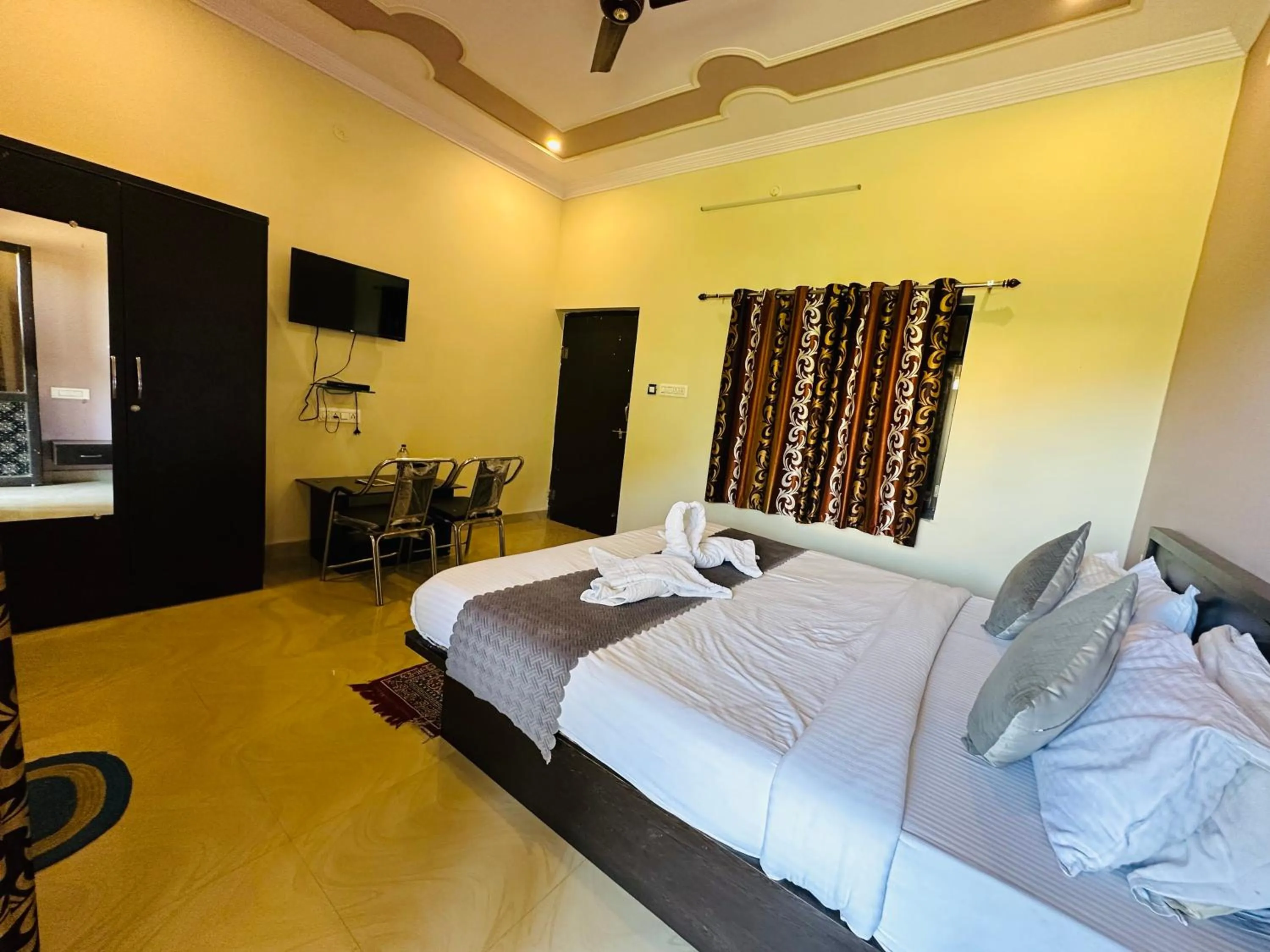 Bed in Siddarth Resort - Mountain View with Pool