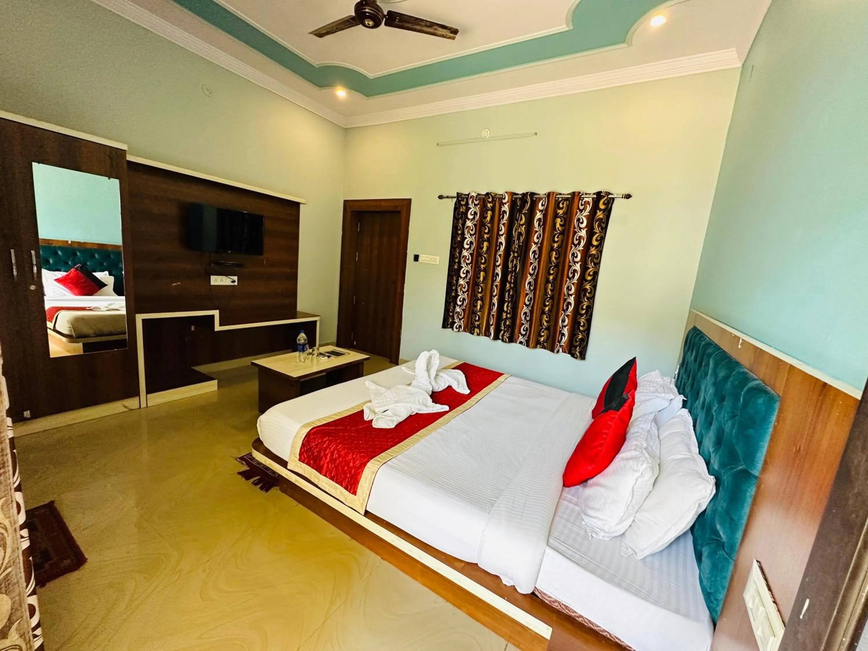 Bed in Siddarth Resort - Mountain View with Pool