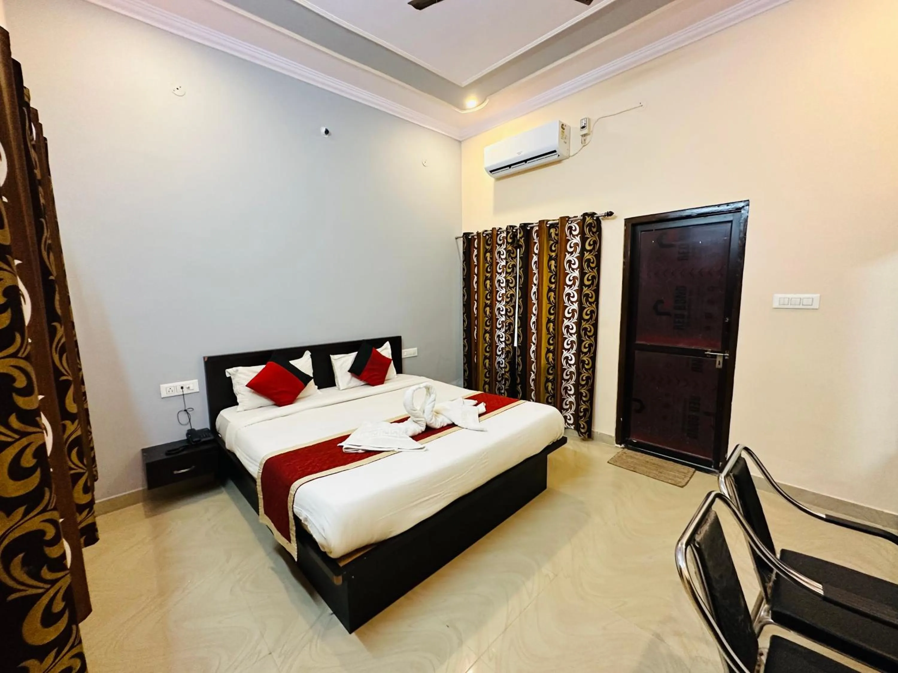 Bed in Siddarth Resort - Mountain View with Pool