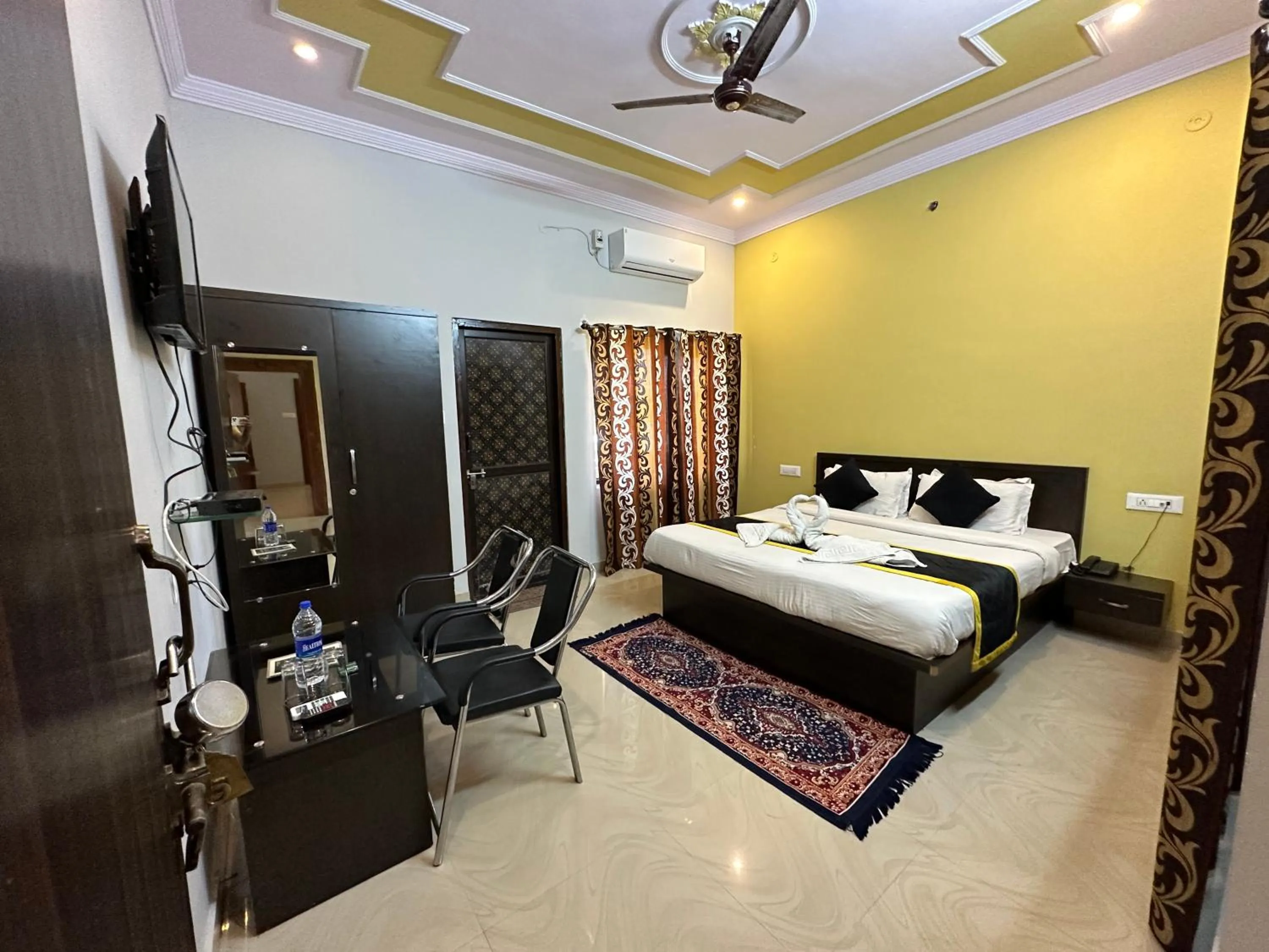 Bed in Siddarth Resort - Mountain View with Pool