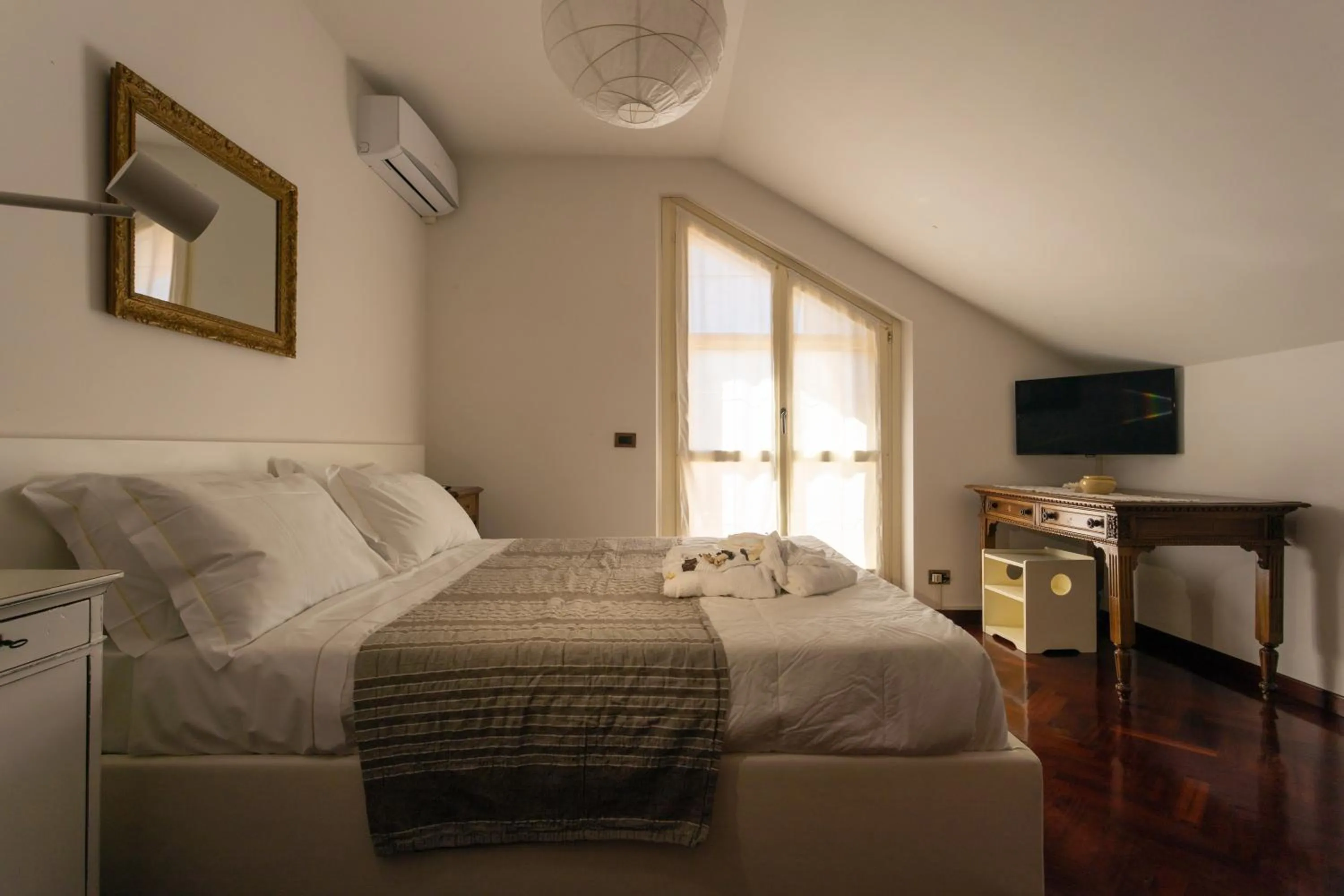 Photo of the whole room, Bed in La Principessa Nera B&B
