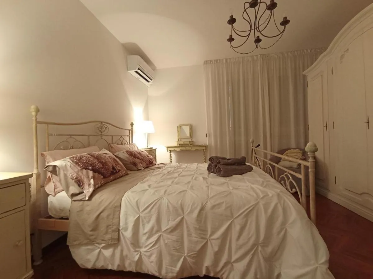 Photo of the whole room, Bed in La Principessa Nera B&B
