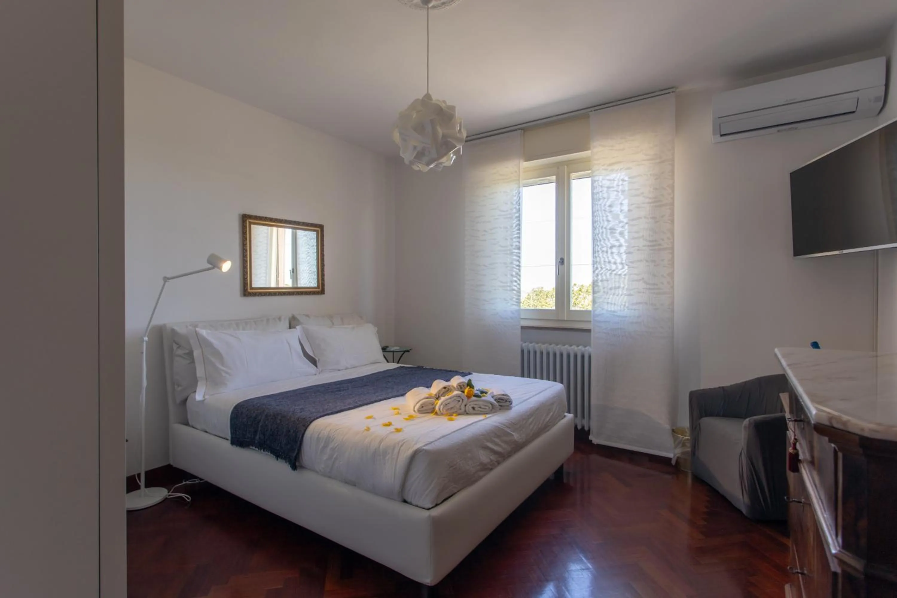 Photo of the whole room, Bed in La Principessa Nera B&B