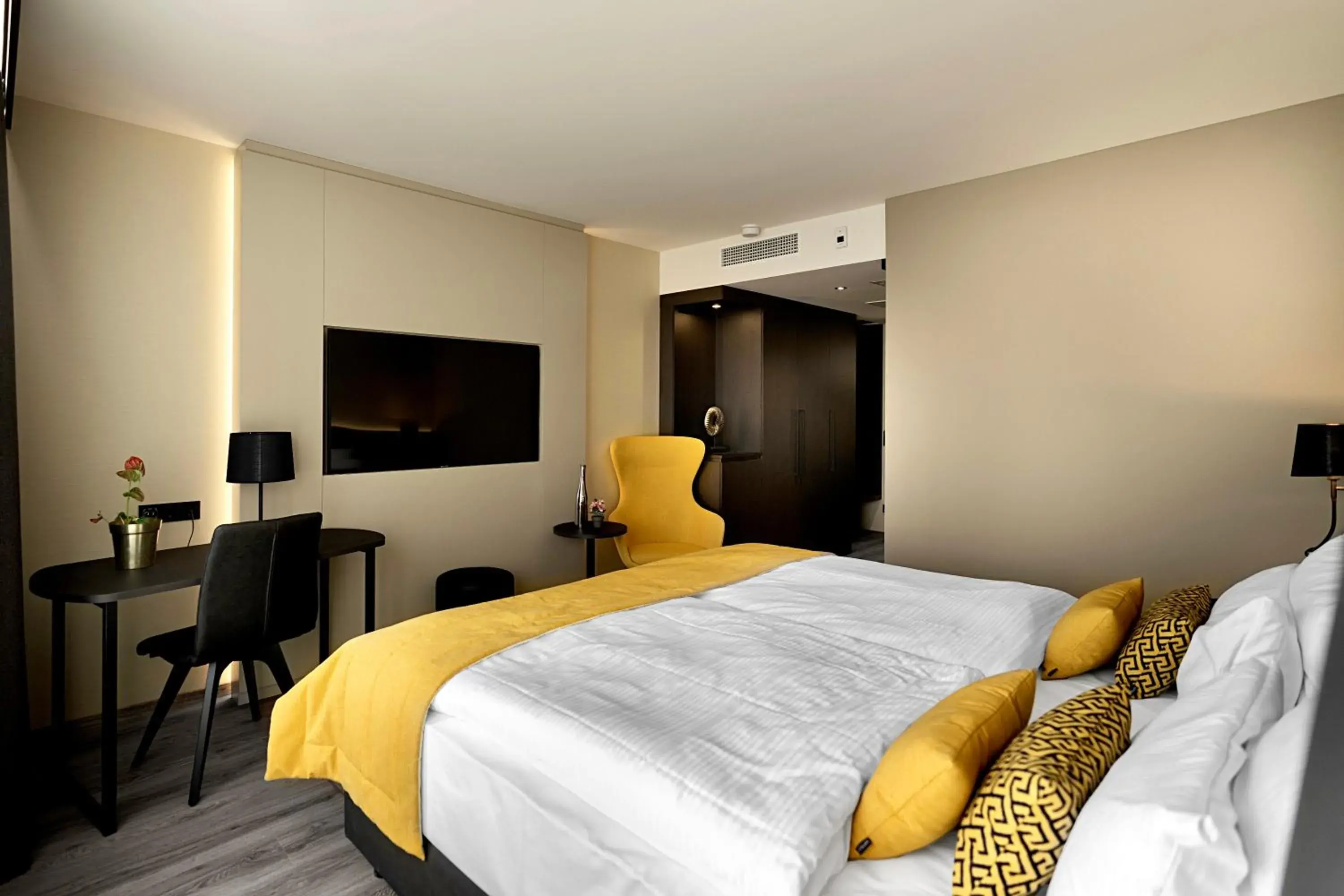 Photo of the whole room, Bed in COURT HOTEL Photo of the whole room, Bed in COURT HOTEL