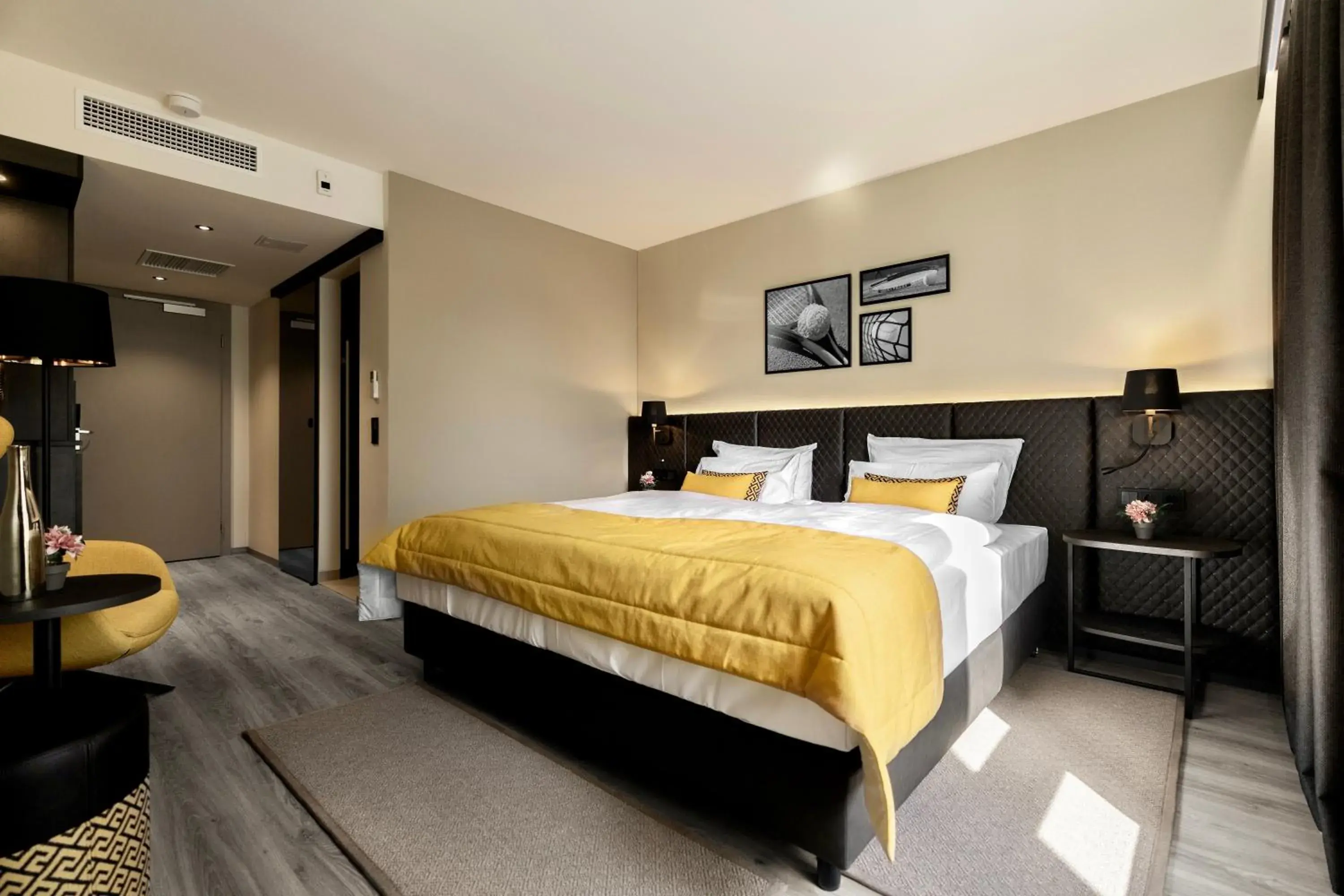 Bed in COURT HOTEL Bed in COURT HOTEL