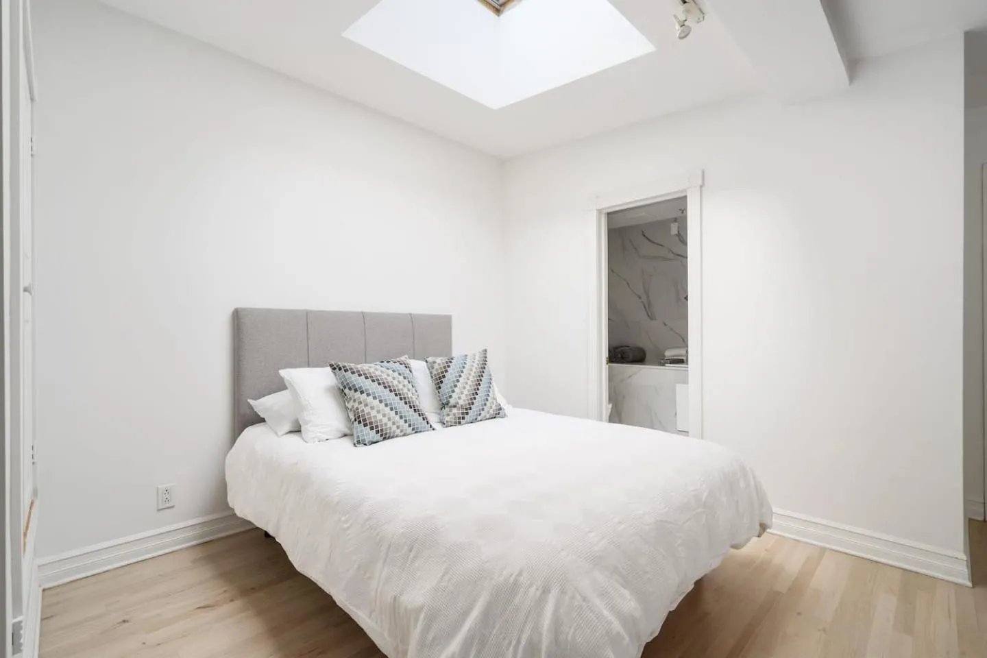 Bed in Le Nomade MTL