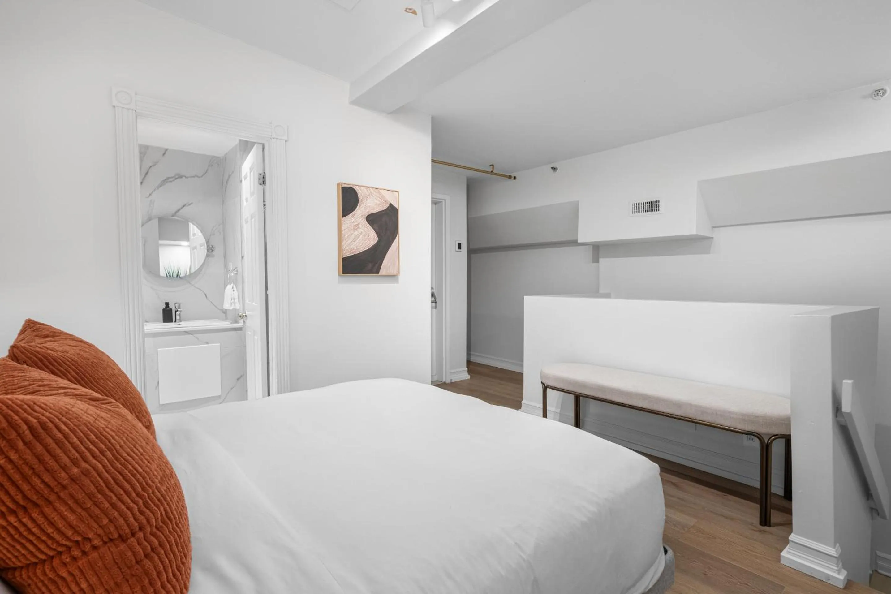 Bed in Le Nomade MTL