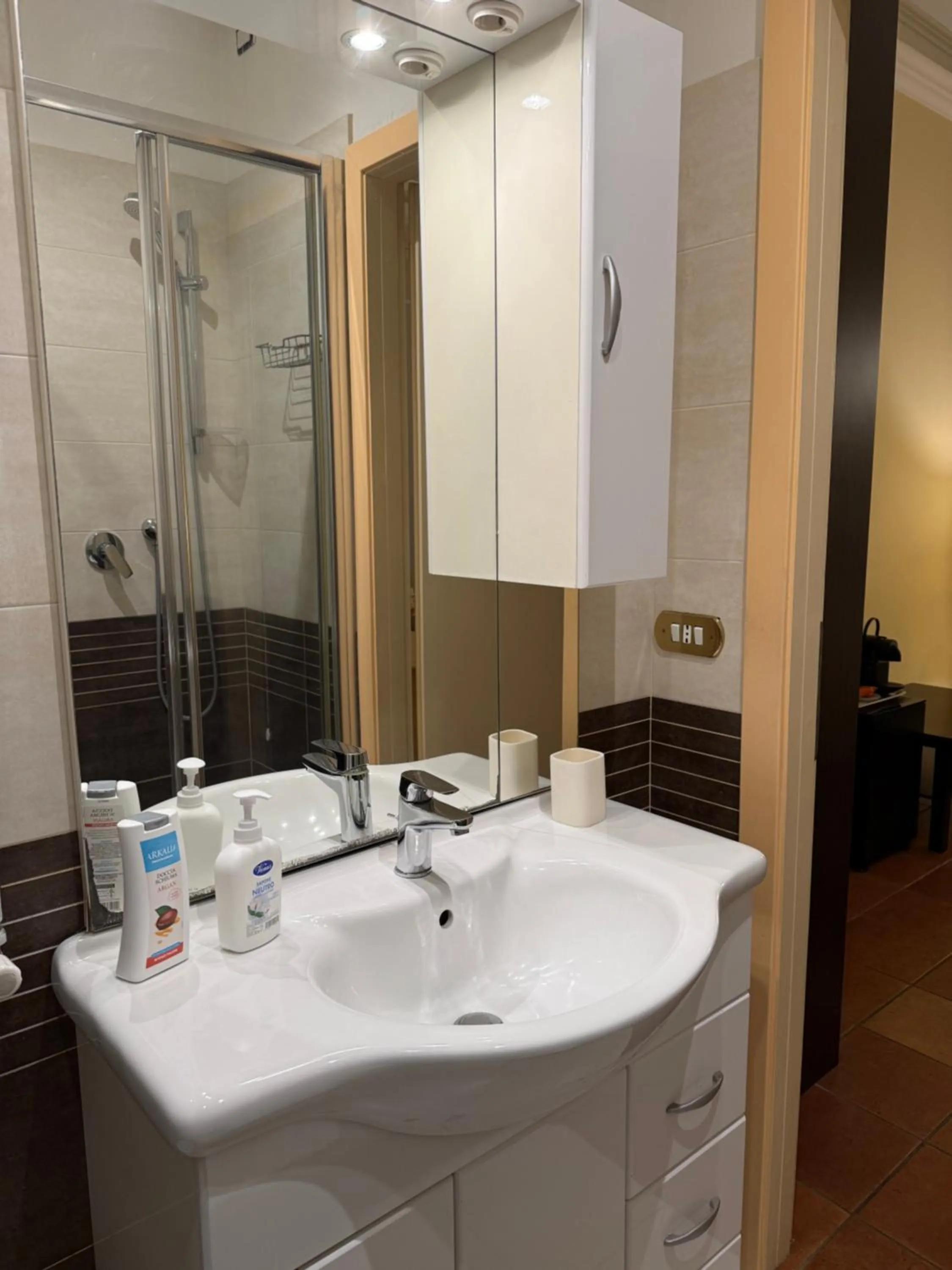 Shower in Glamour Center Of Rome