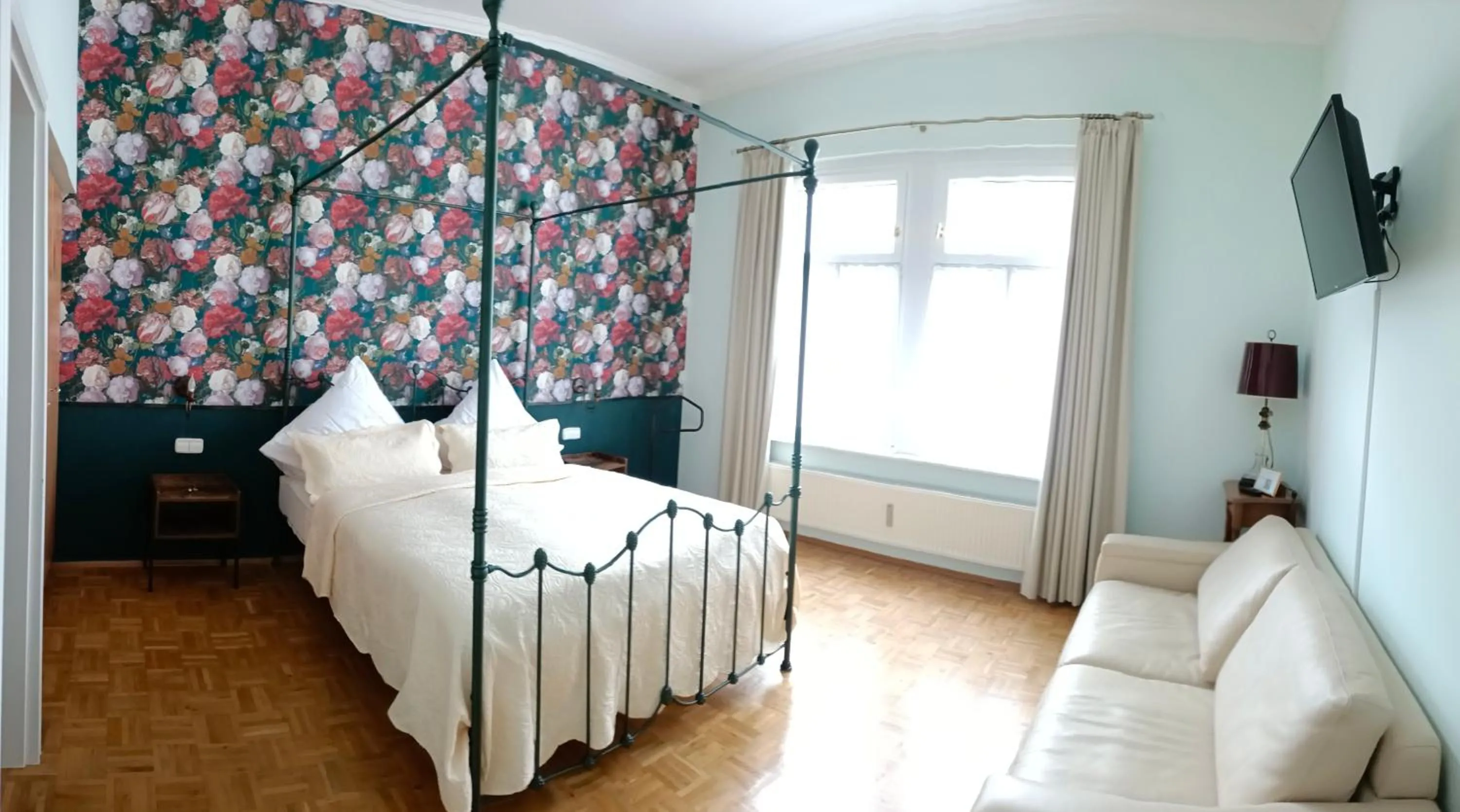 Bedroom, Bed in Historischer Winzerverein Boutique B&B