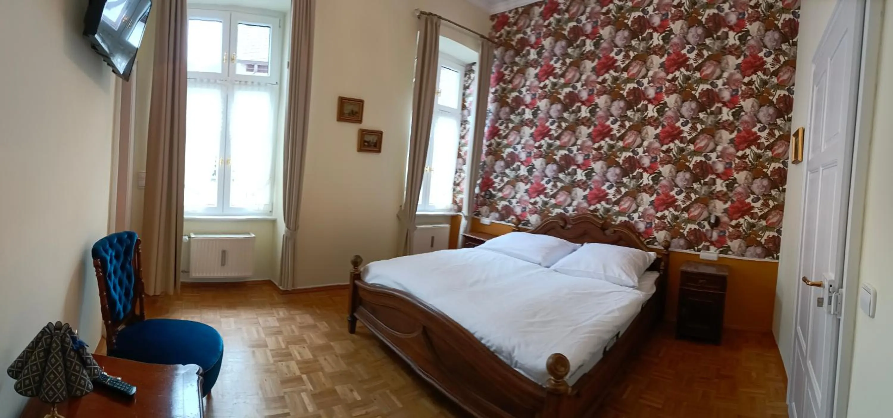 Bedroom, Bed in Historischer Winzerverein Boutique B&B