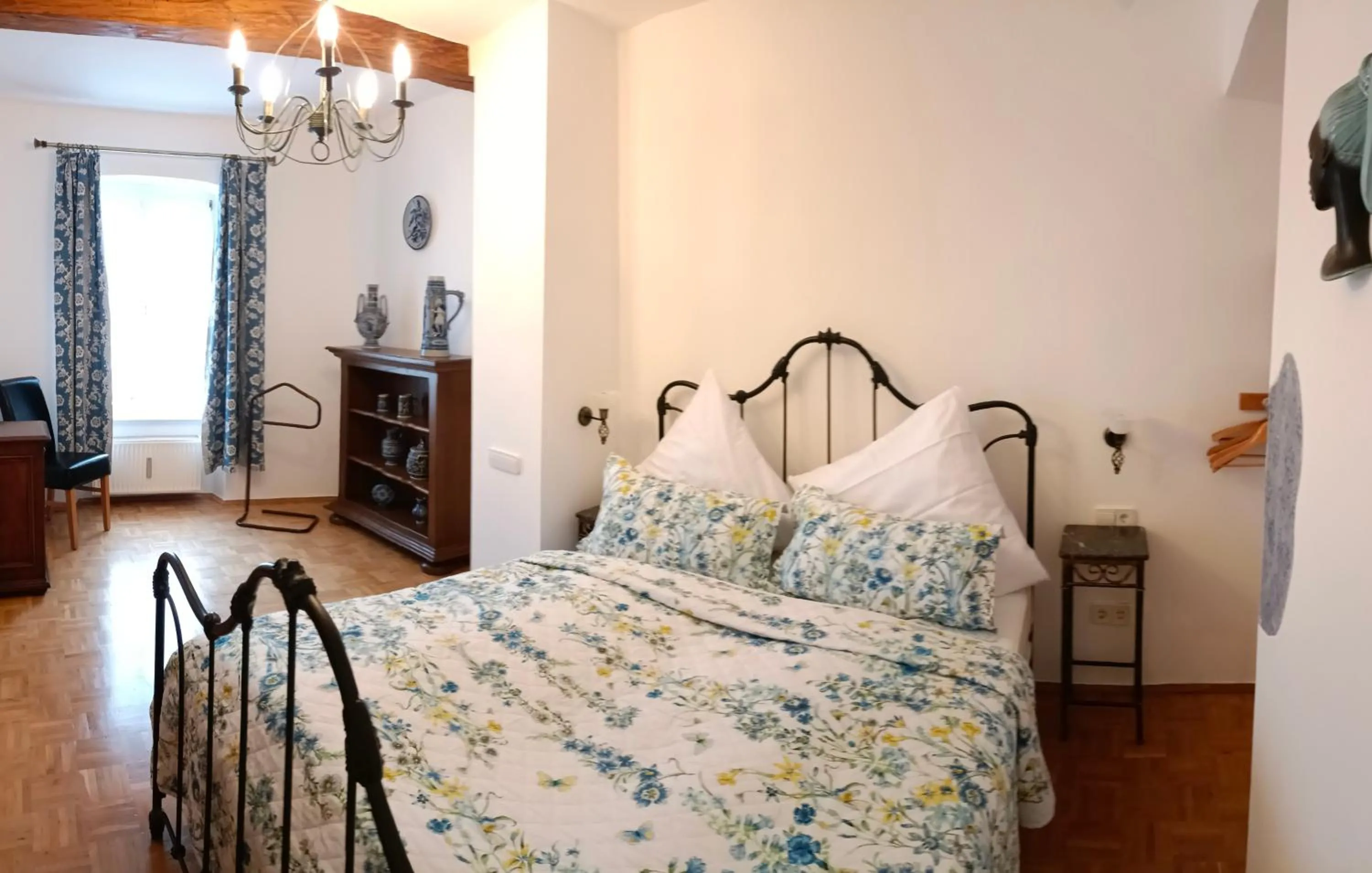 Bedroom, Bed in Historischer Winzerverein Boutique B&B