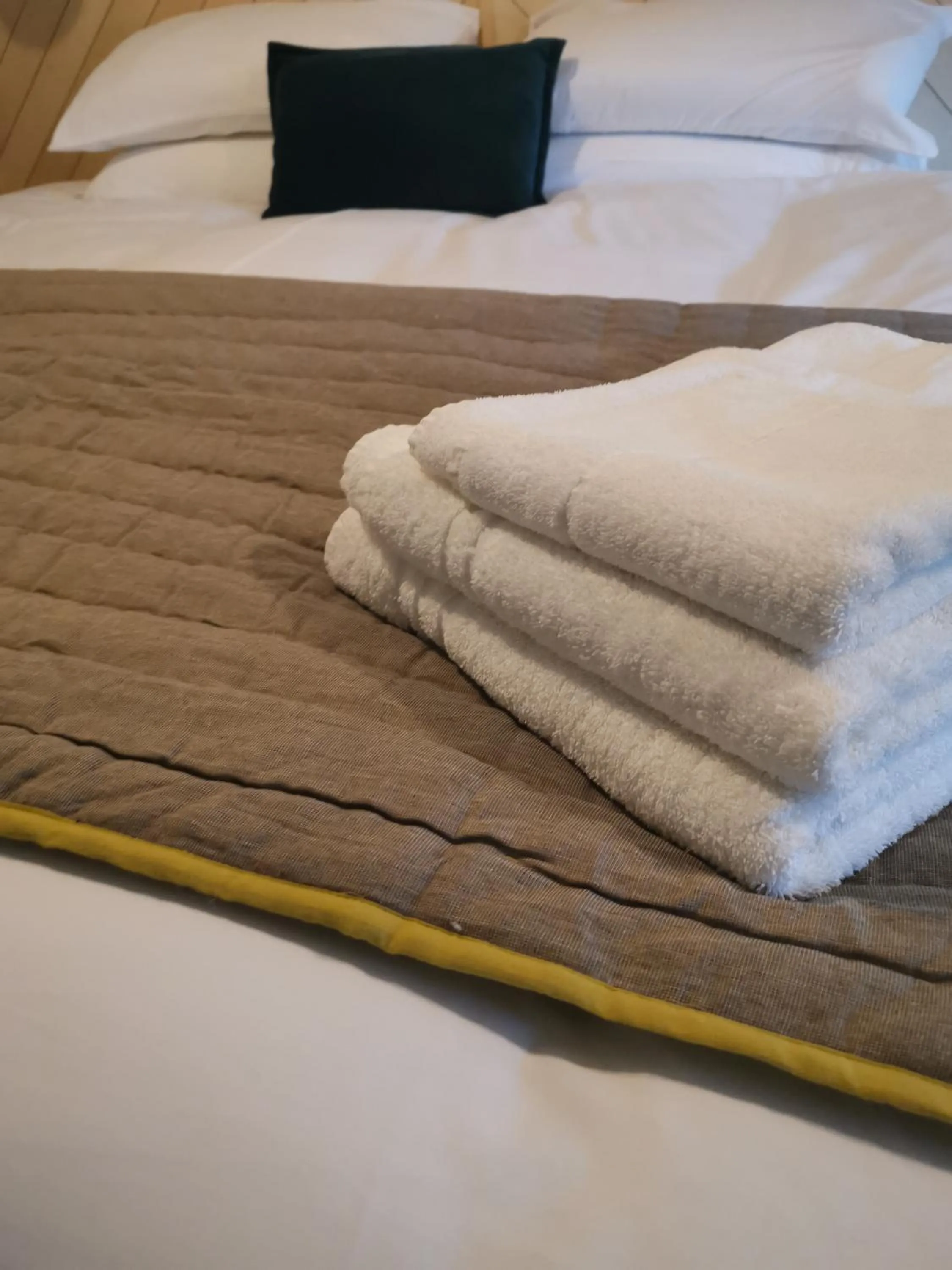 Bedroom, Bed in Exelby Green Dragon