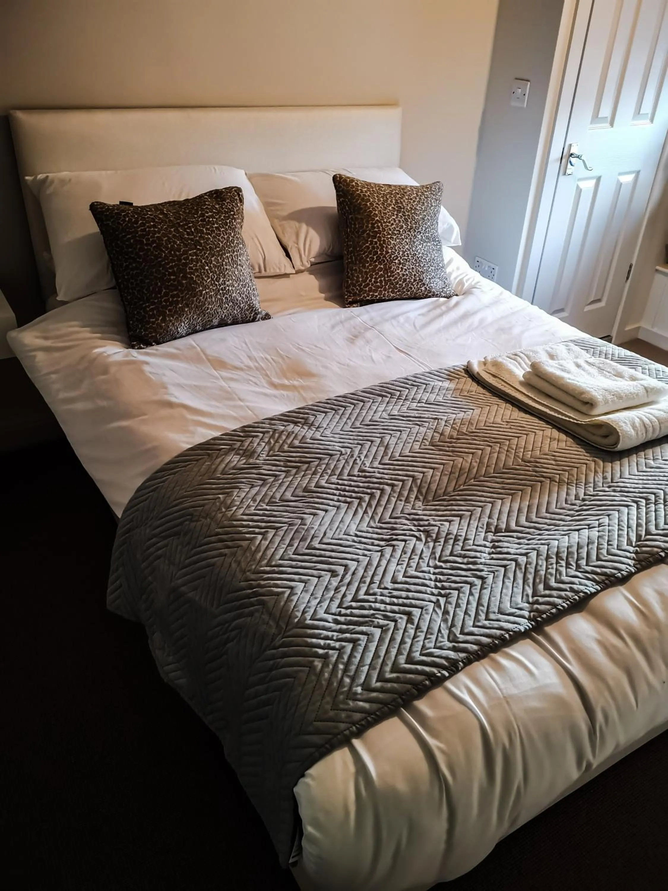 Bedroom, Bed in Exelby Green Dragon