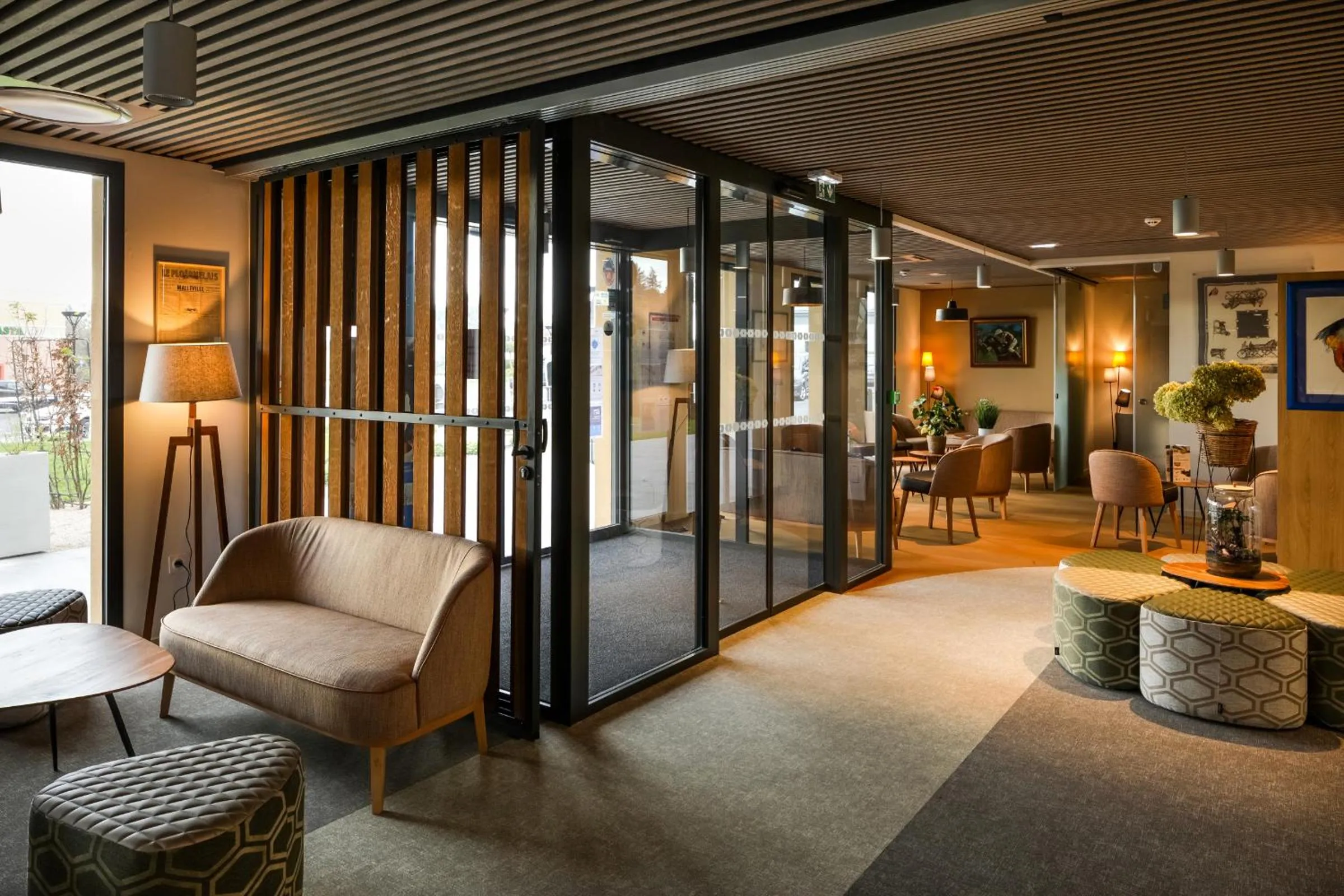 Lobby or reception in Brit Hotel Ploermel - Hotel de l'Hippodrome