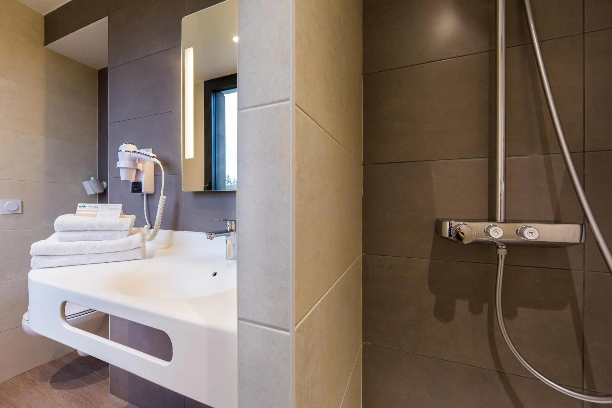 Shower in Brit Hotel Ploermel - Hotel de l'Hippodrome