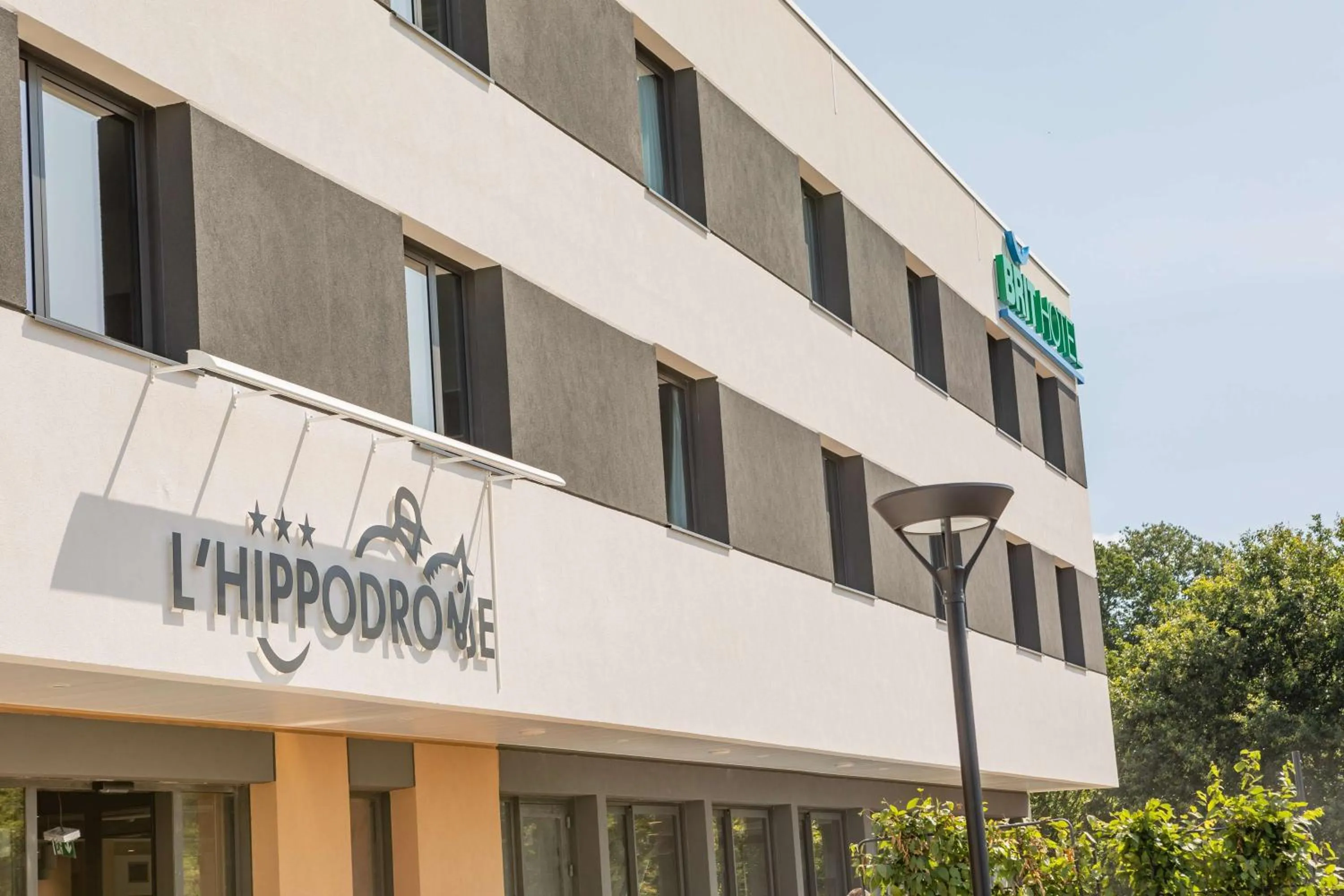 Property building in Brit Hotel Ploermel - Hotel de l'Hippodrome
