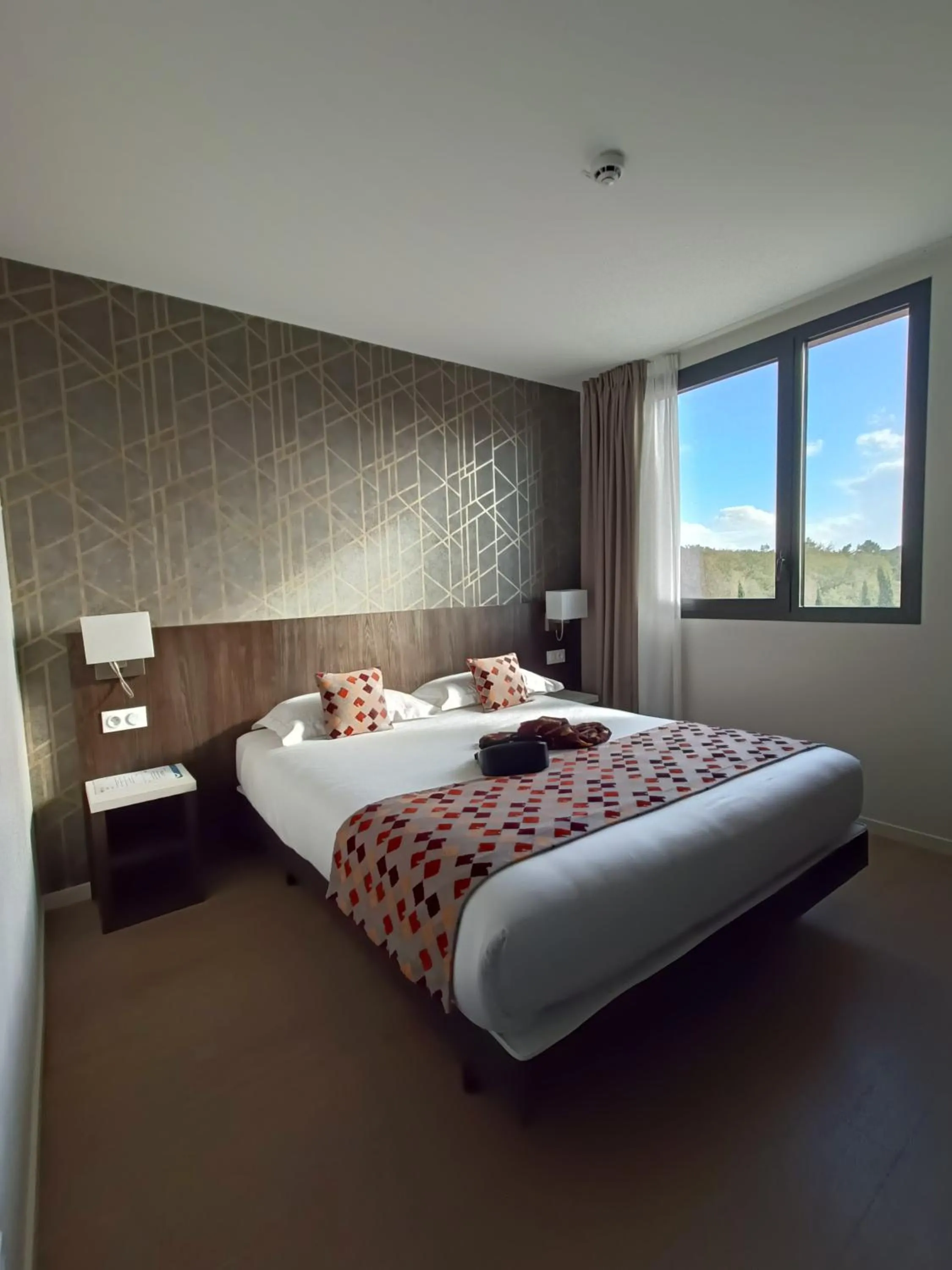 Bed in Brit Hotel Ploermel - Hotel de l'Hippodrome