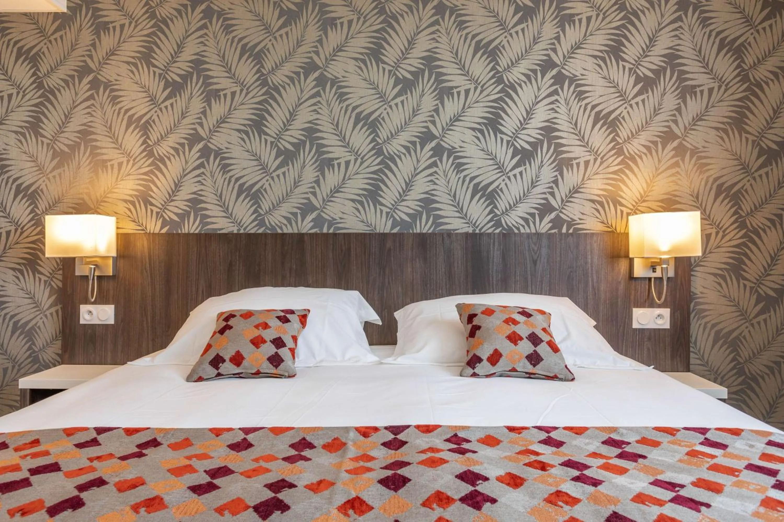 Bed in Brit Hotel Ploermel - Hotel de l'Hippodrome