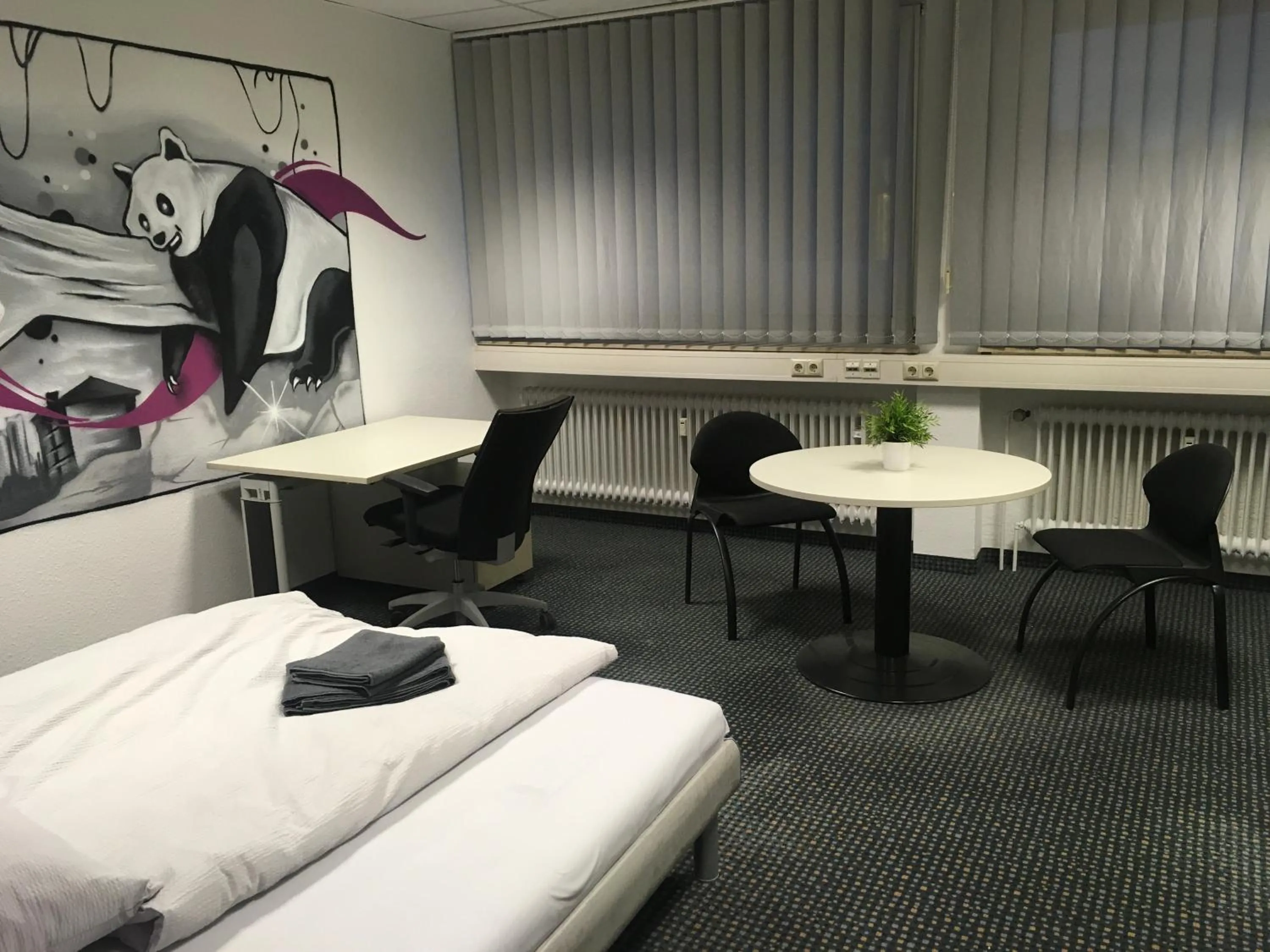 Photo of the whole room, Bed in Hostel Hamm by Geronimo