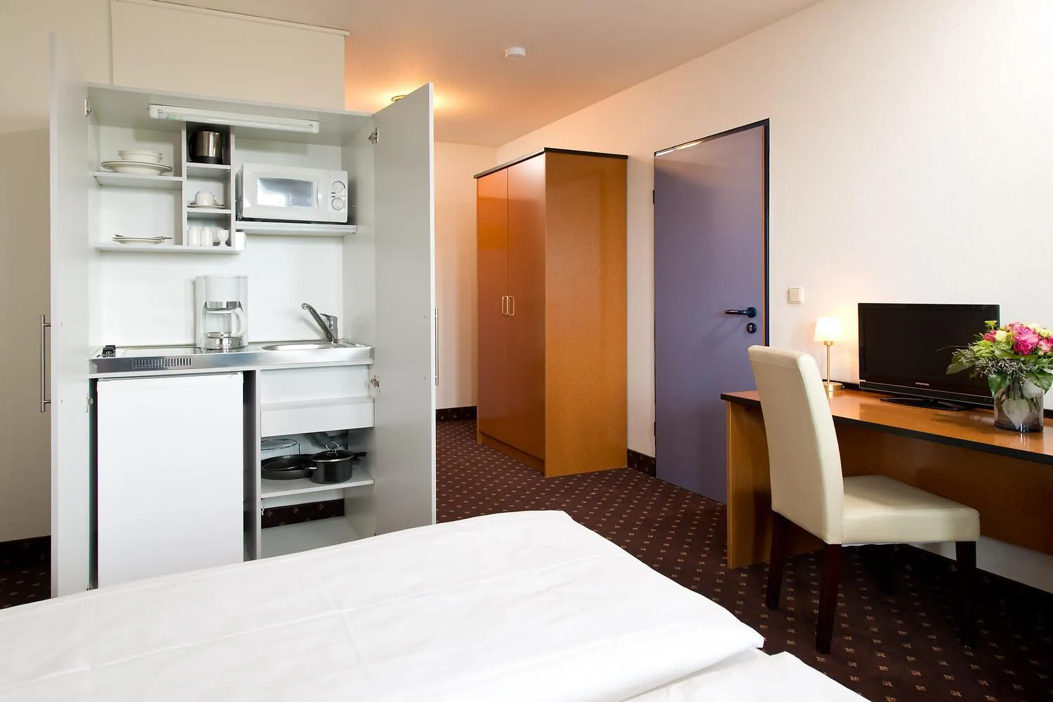 kitchen, Bed in ACHAT Hotel Hockenheim