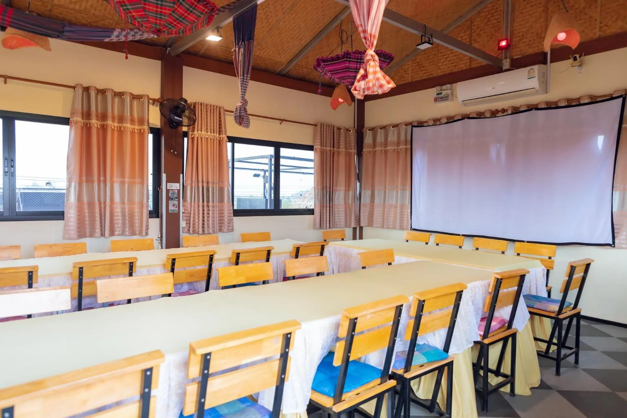 Business facilities in Touch the Wind