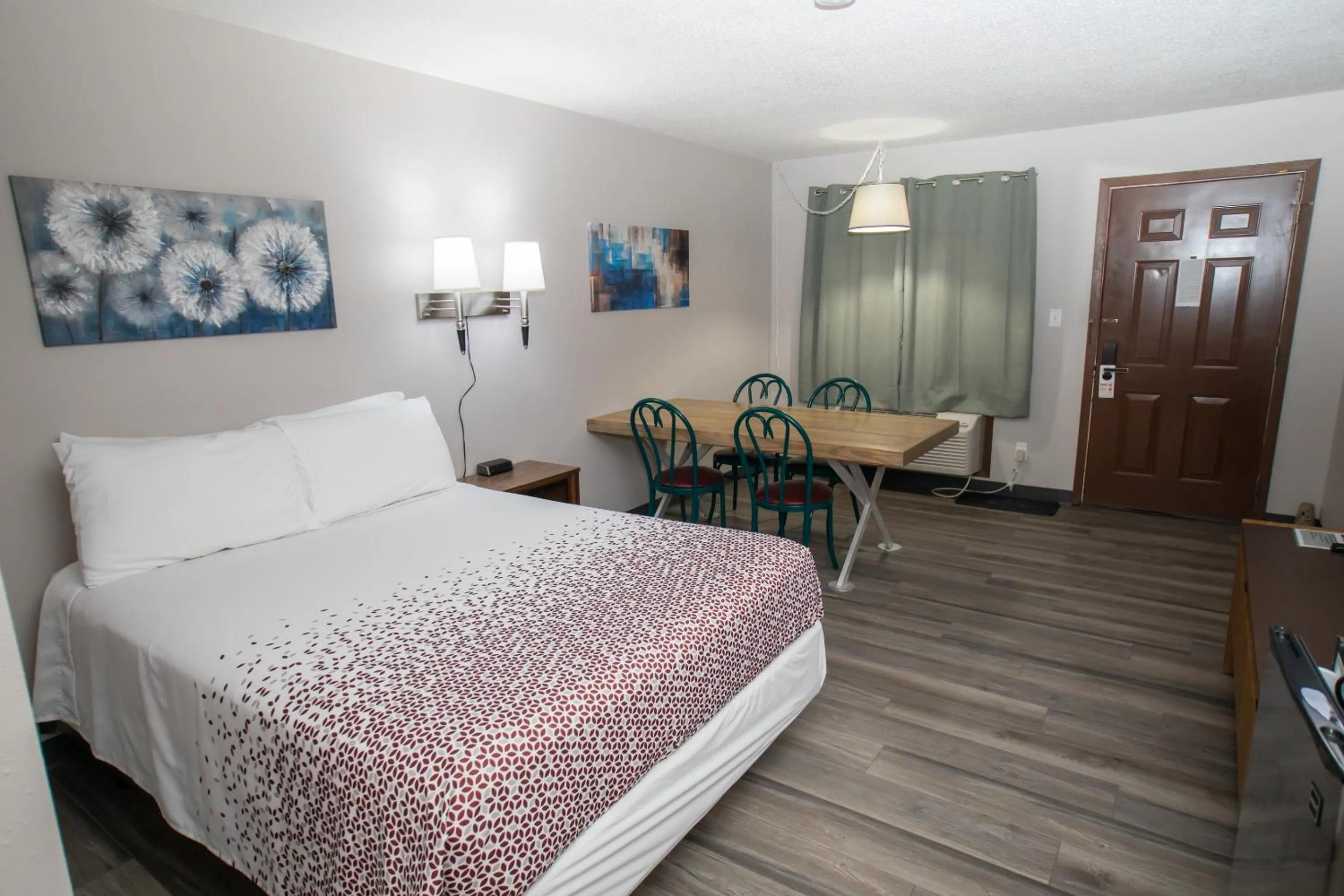 Photo of the whole room, Bed in Shady Rest Motel