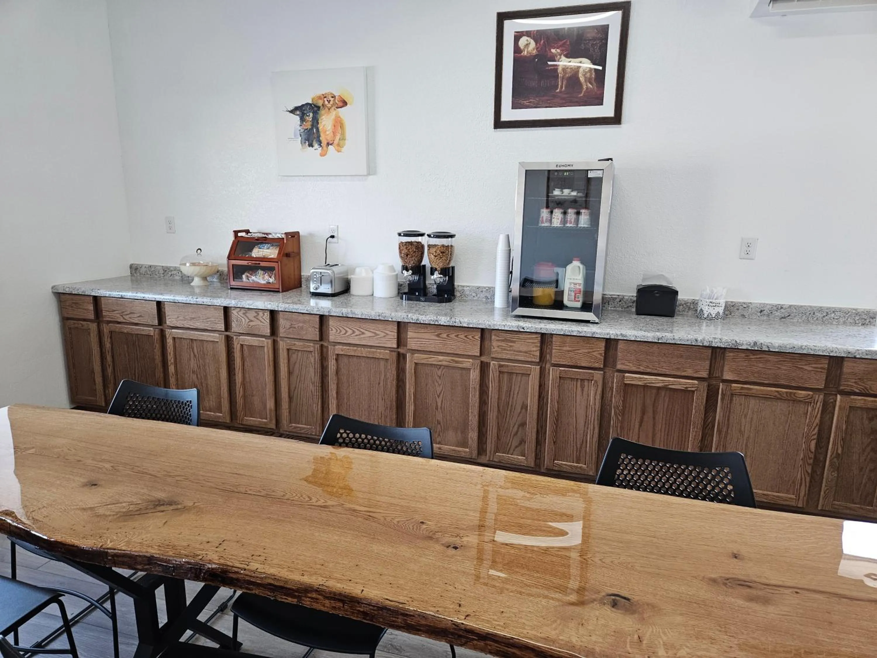 Breakfast in Shady Rest Motel