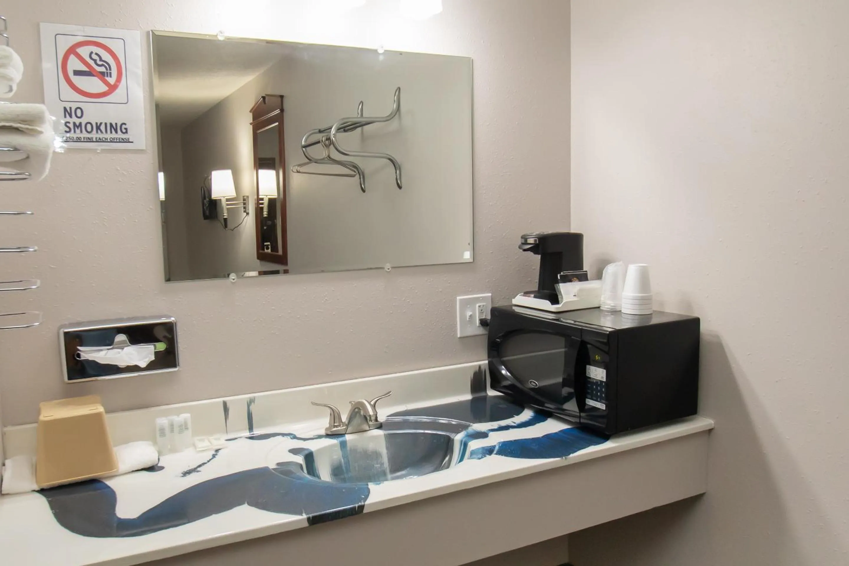 Coffee/tea facilities in Shady Rest Motel