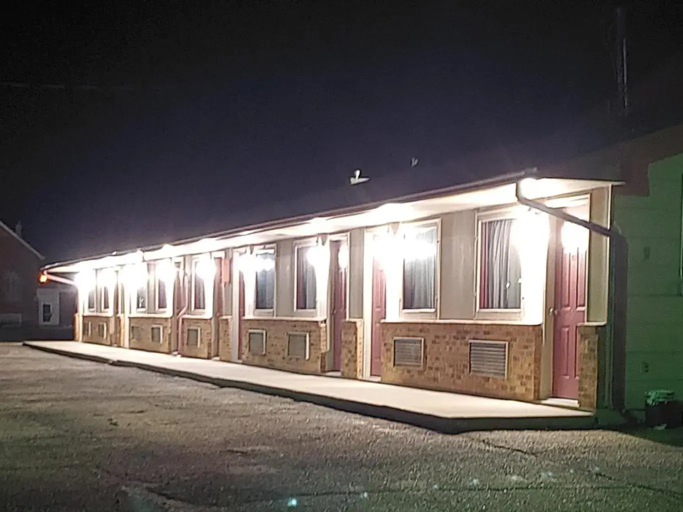 Property building in Shady Rest Motel Property building in Shady Rest Motel