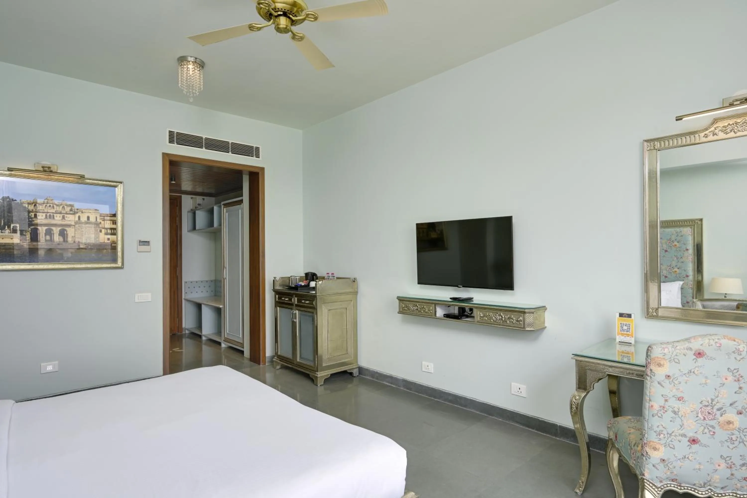 TV and multimedia, Bed in Brahma Niwas - Best Lake View Hotel in Udaipur