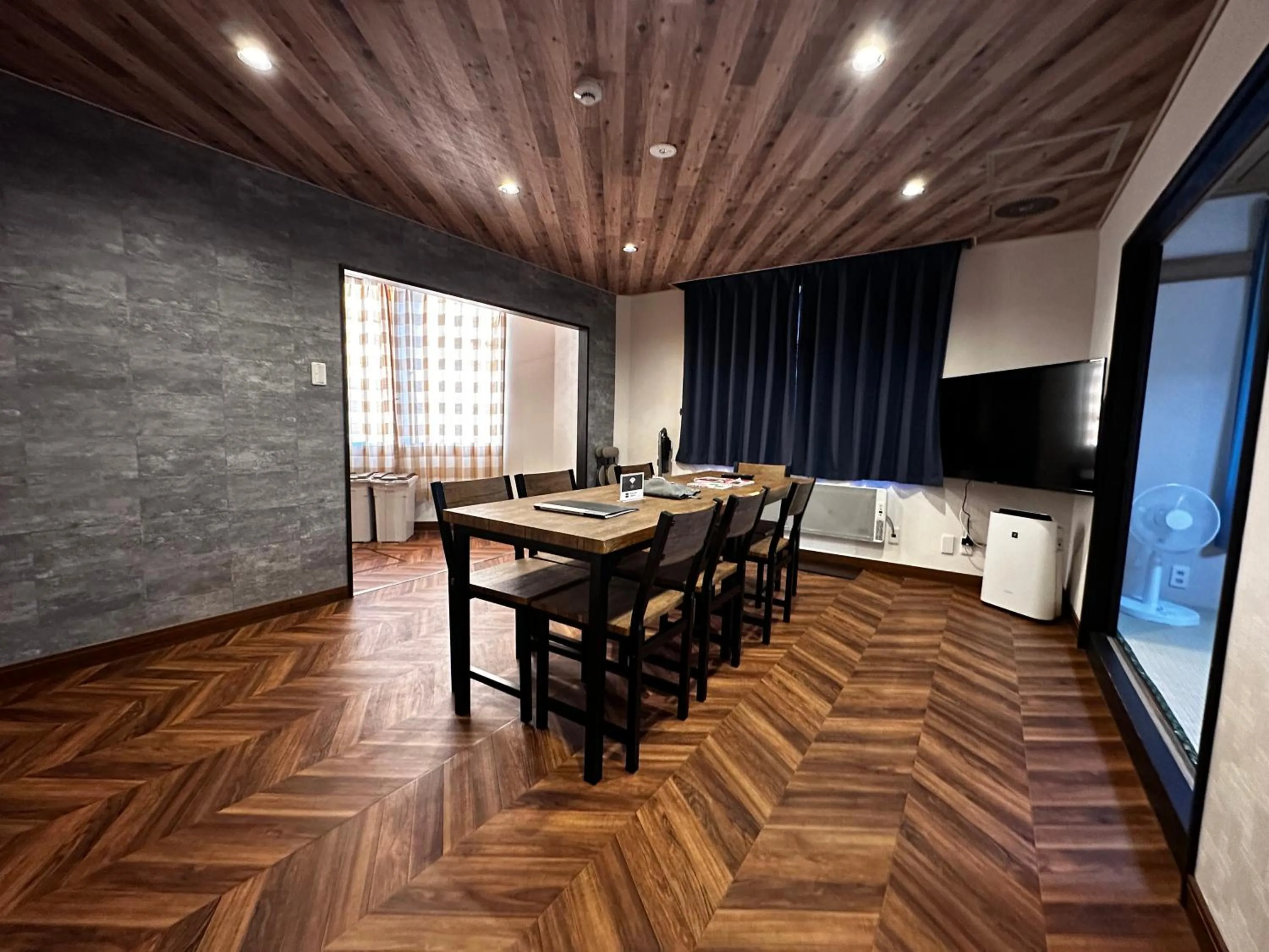 Dining area in Economy Hotel Upashi