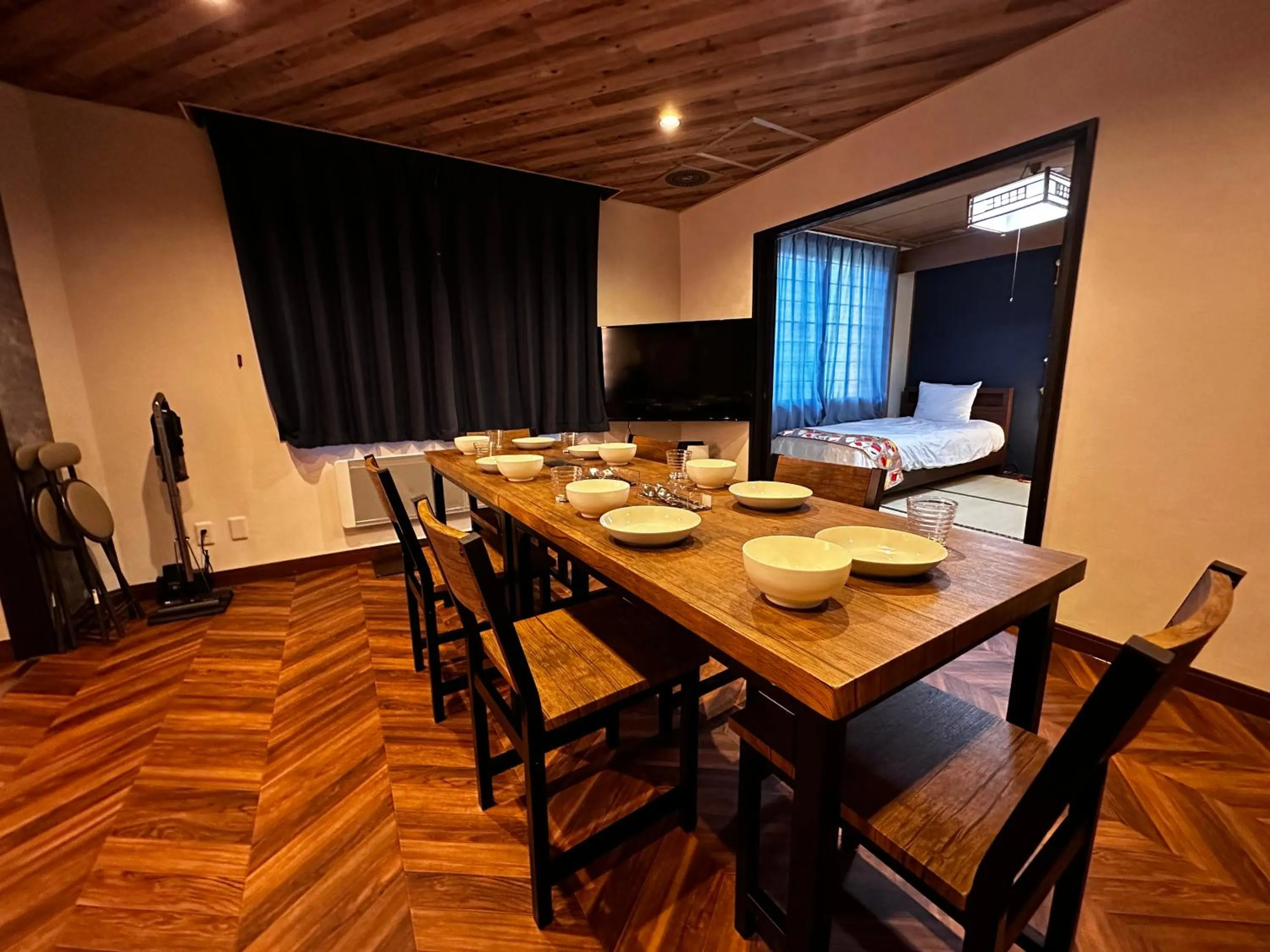 Dining area in Economy Hotel Upashi