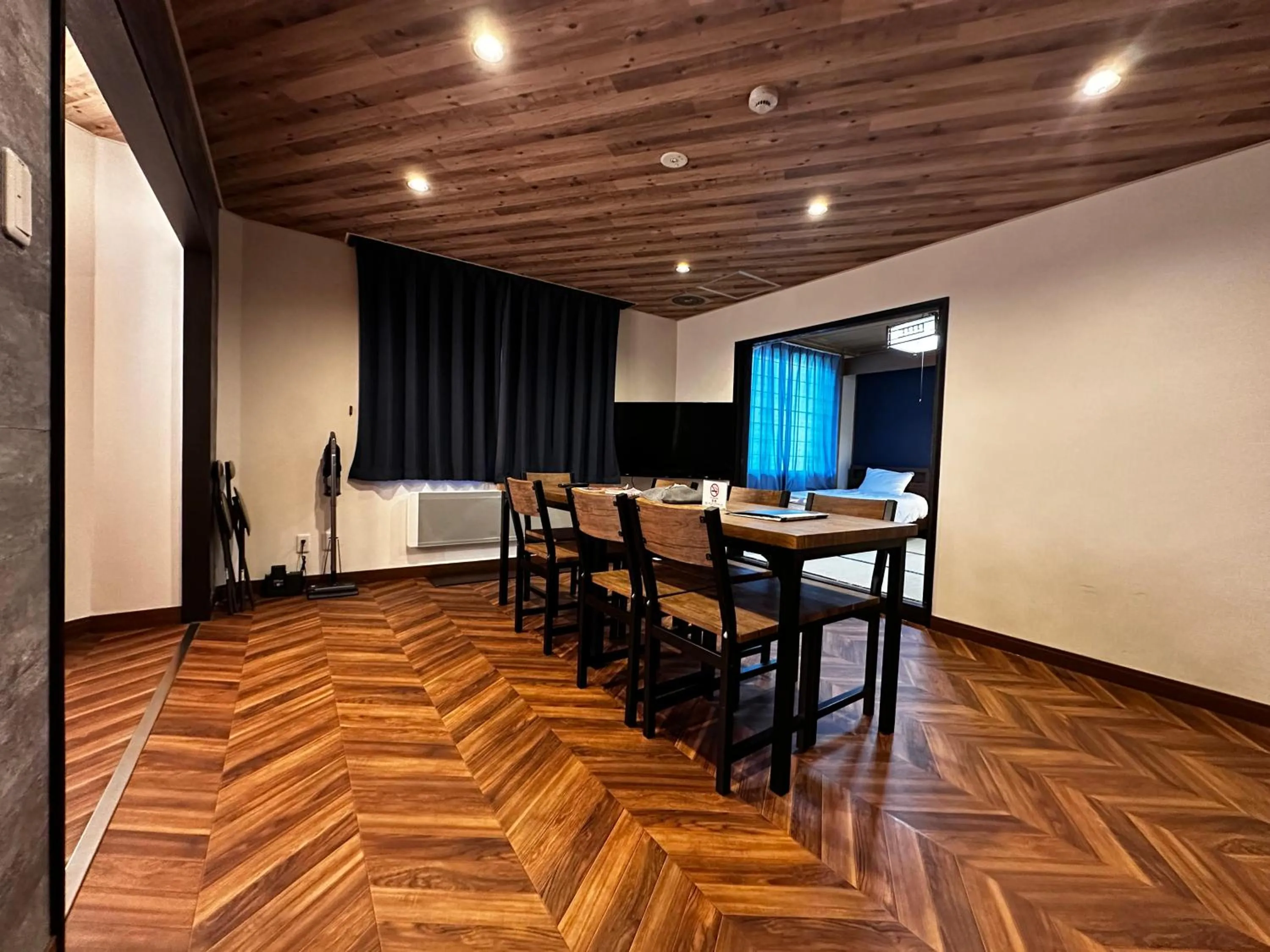 Dining area in Economy Hotel Upashi