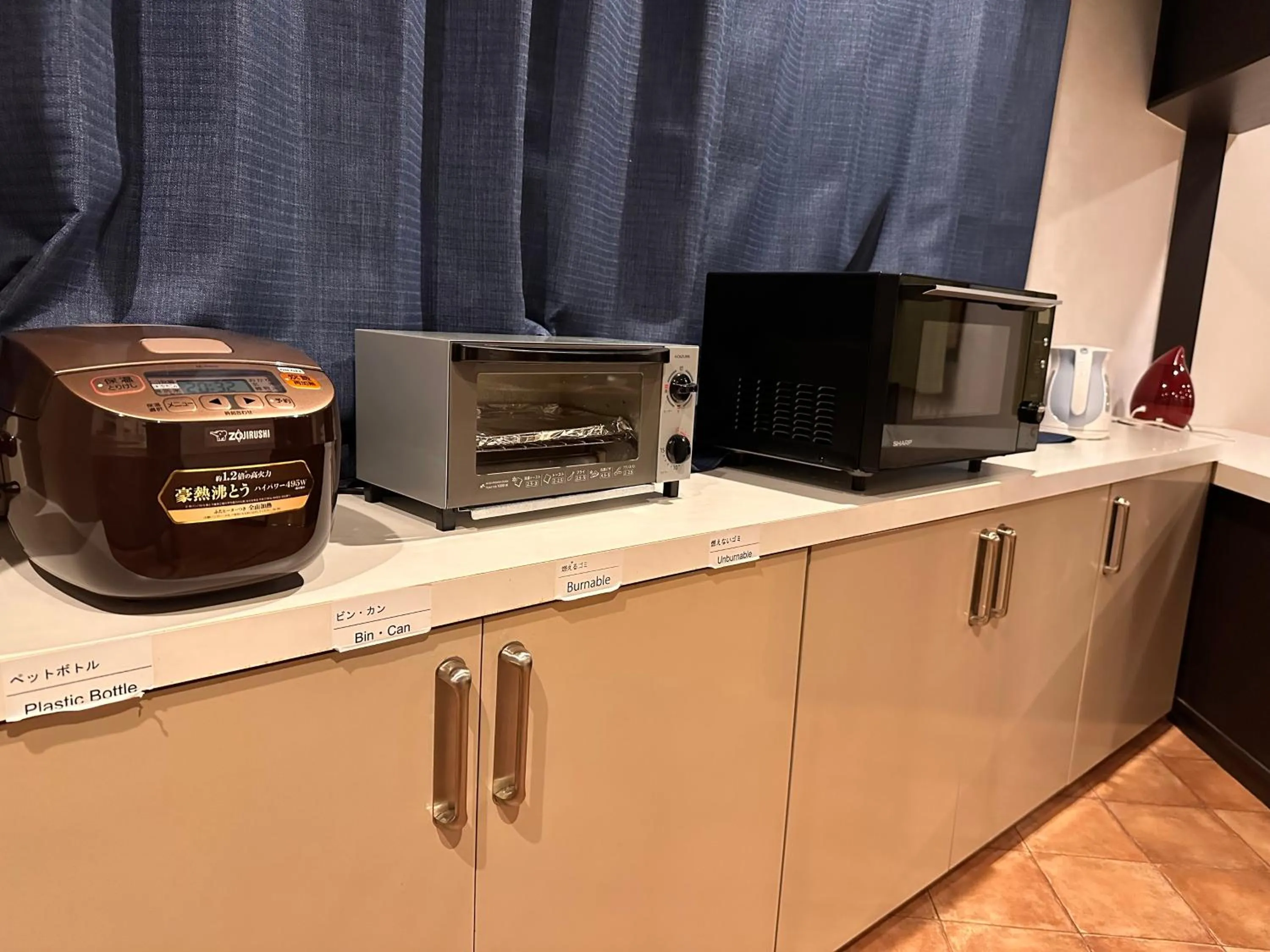 microwave in Economy Hotel Upashi